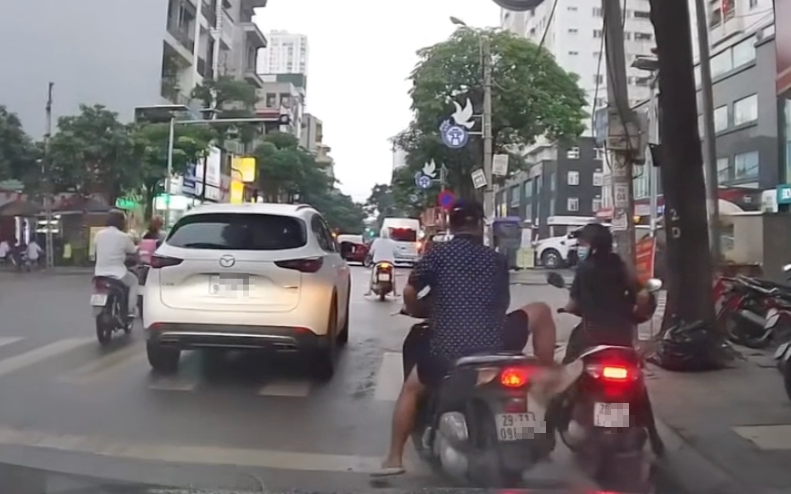 Không đội mũ bảo hiểm còn húc xe, dọa đạp phụ nữ