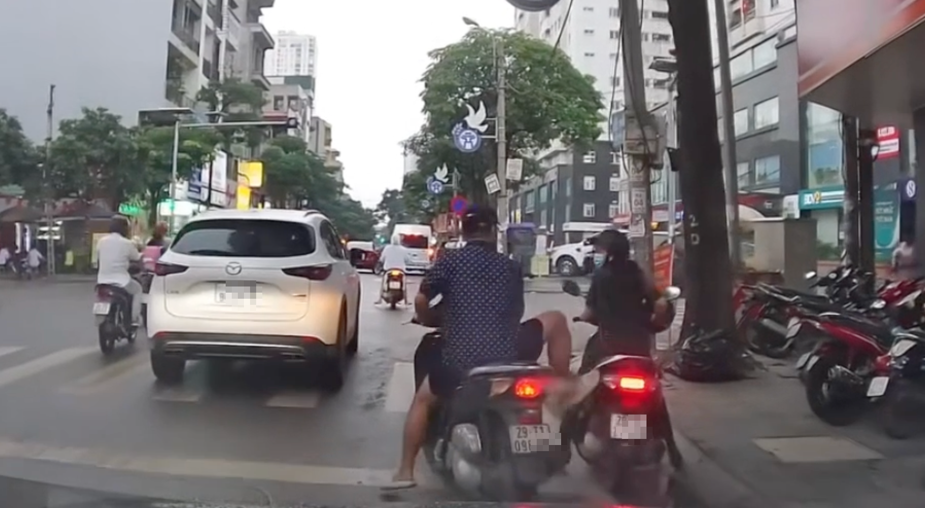 Không đội mũ bảo hiểm còn húc xe, dọa đạp phụ nữ- Ảnh 1.