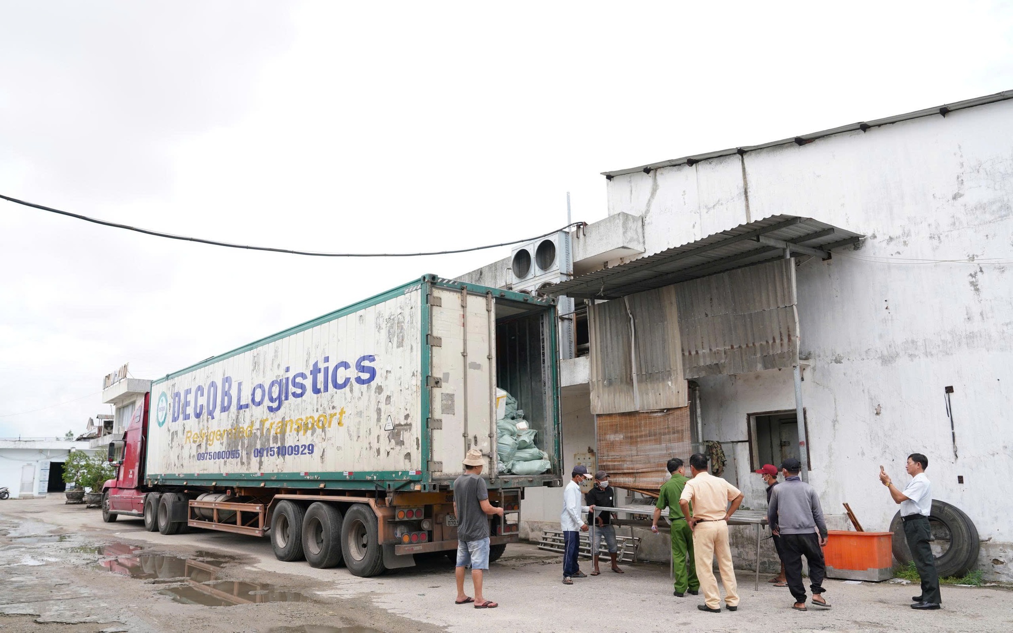 Kiểm tra tải trọng xe, CSGT phát hiện "bí mật" trong thùng container