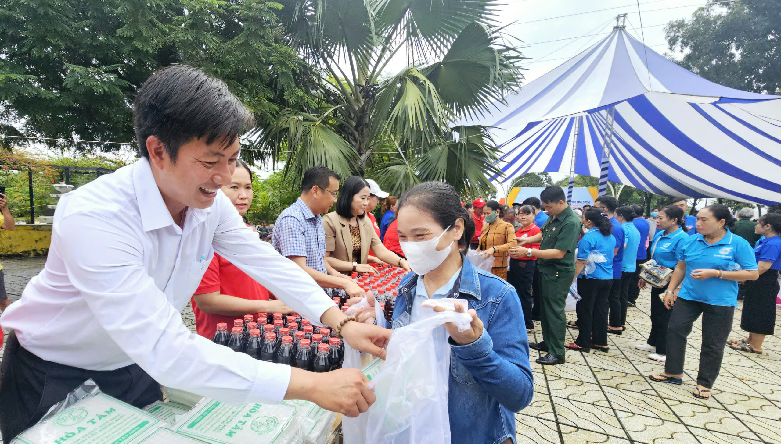 Người ngh&egrave;o B&igrave;nh Dương nhận qu&agrave; Trong Ng&agrave;y hội văn minh - hiện đại - nghĩa t&igrave;nh - Ảnh 5.