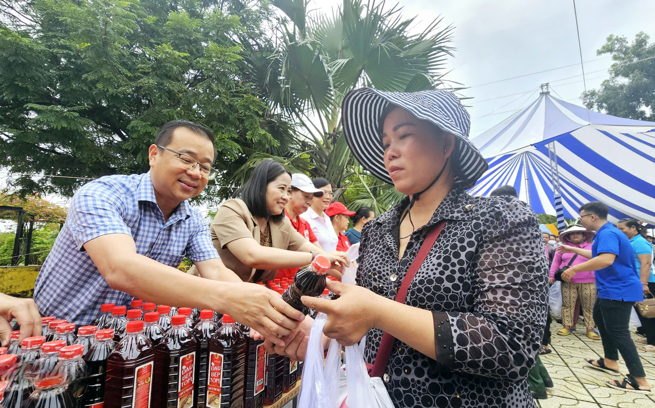 Người ngh&egrave;o B&igrave;nh Dương nhận qu&agrave; Trong Ng&agrave;y hội văn minh - hiện đại - nghĩa t&igrave;nh - Ảnh 4.
