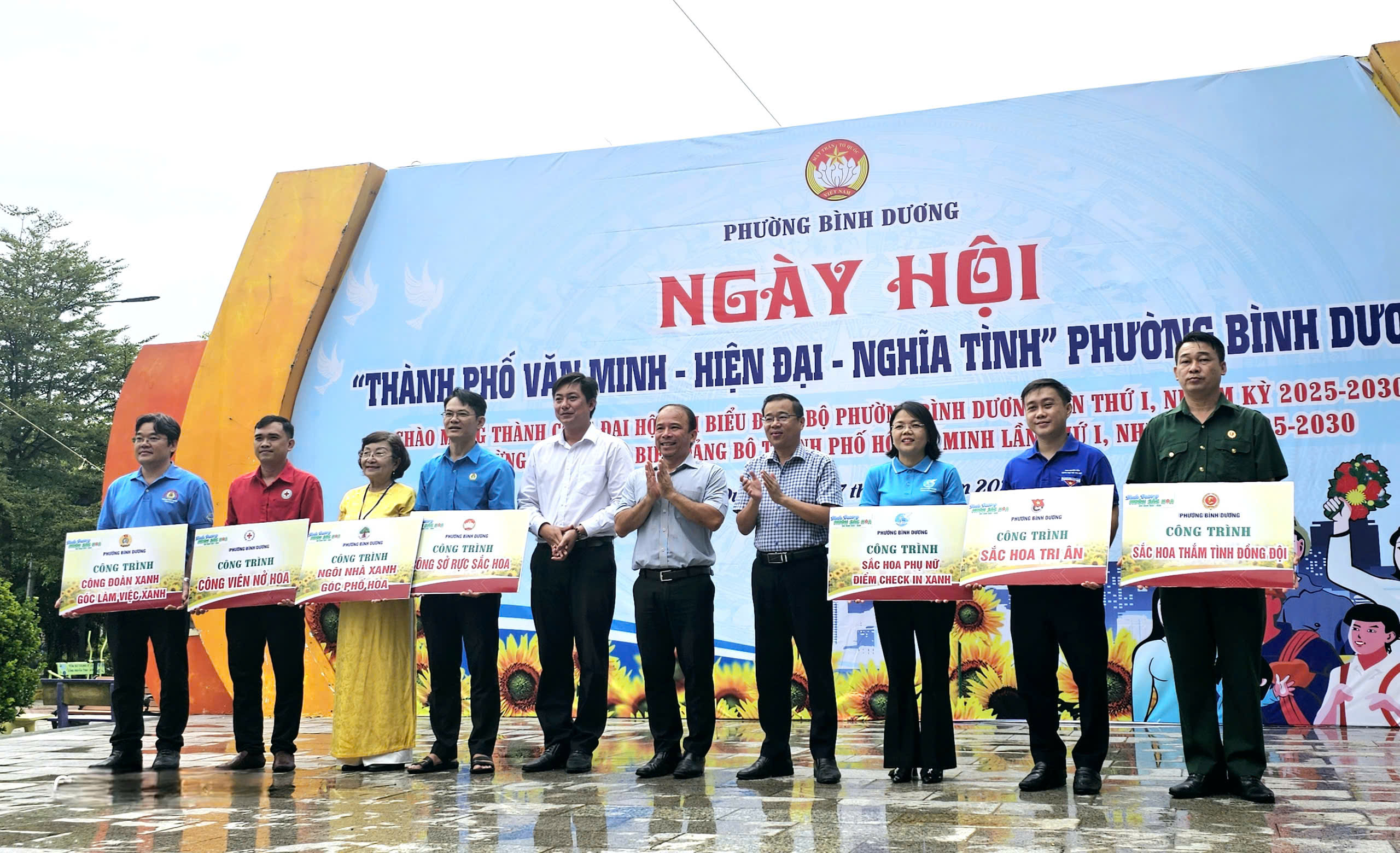 Người ngh&egrave;o B&igrave;nh Dương nhận qu&agrave; Trong Ng&agrave;y hội văn minh - hiện đại - nghĩa t&igrave;nh - Ảnh 1.