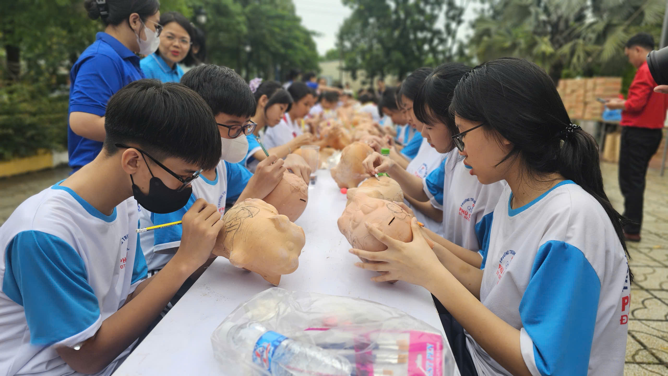 Người ngh&egrave;o B&igrave;nh Dương nhận qu&agrave; Trong Ng&agrave;y hội văn minh - hiện đại - nghĩa t&igrave;nh - Ảnh 3.