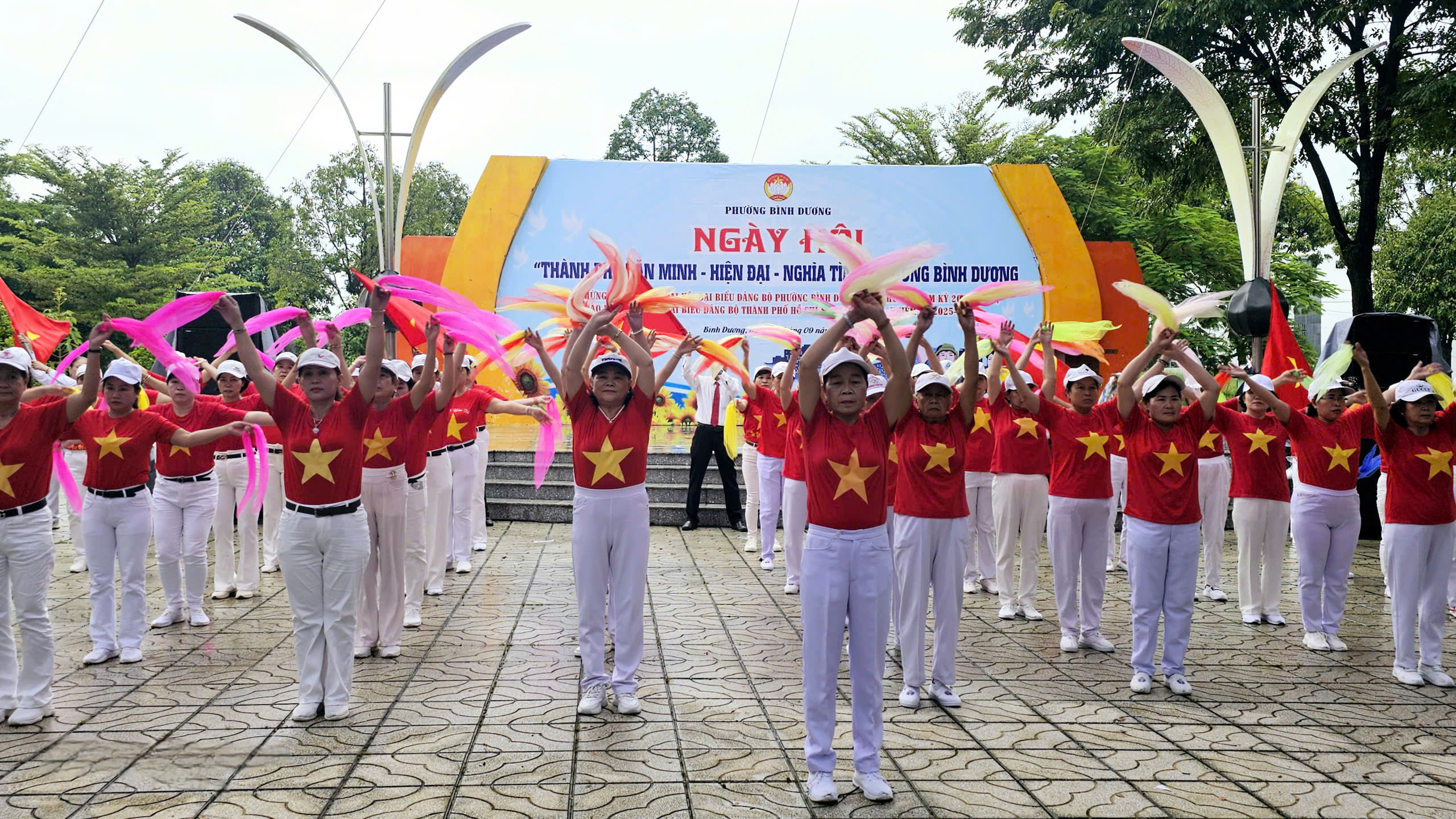 Người ngh&egrave;o B&igrave;nh Dương nhận qu&agrave; Trong Ng&agrave;y hội văn minh - hiện đại - nghĩa t&igrave;nh - Ảnh 2.