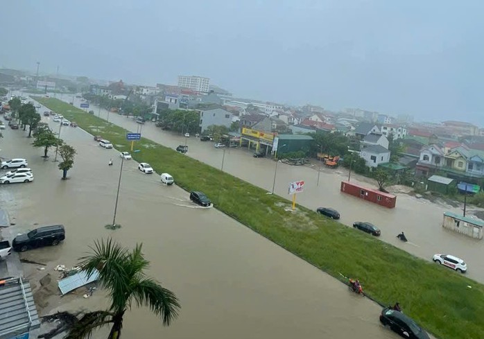 B&atilde;o số 10 Bualoi c&agrave;ng gần bờ c&agrave;ng mạnh, Thủ tướng y&ecirc;u cầu lập Ban Chỉ đạo tiền phương ứng ph&oacute;- Ảnh 1.