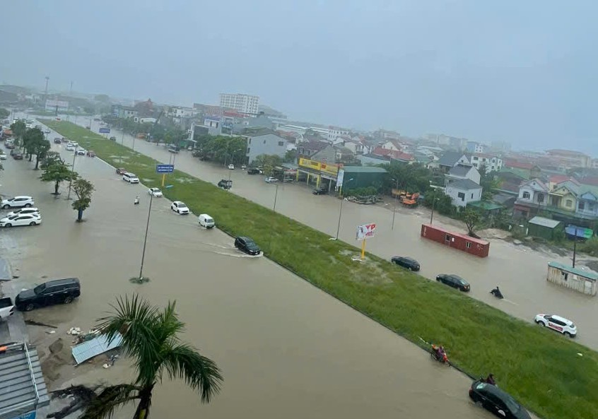 Mưa trắng trời, đường phố biến th&agrave;nh s&ocirc;ng trước khi b&atilde;o số 10 Bualoi giật cấp 15 đổ bộ- Ảnh 2.