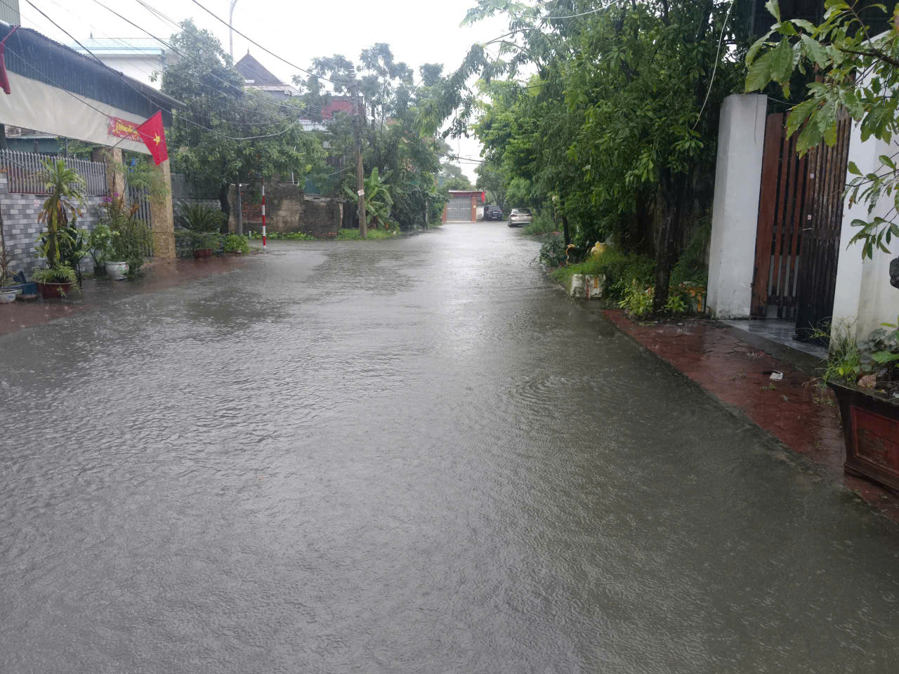 Mưa trắng trời, đường phố biến th&agrave;nh s&ocirc;ng trước khi b&atilde;o số 10 Bualoi giật cấp 15 đổ bộ- Ảnh 5.