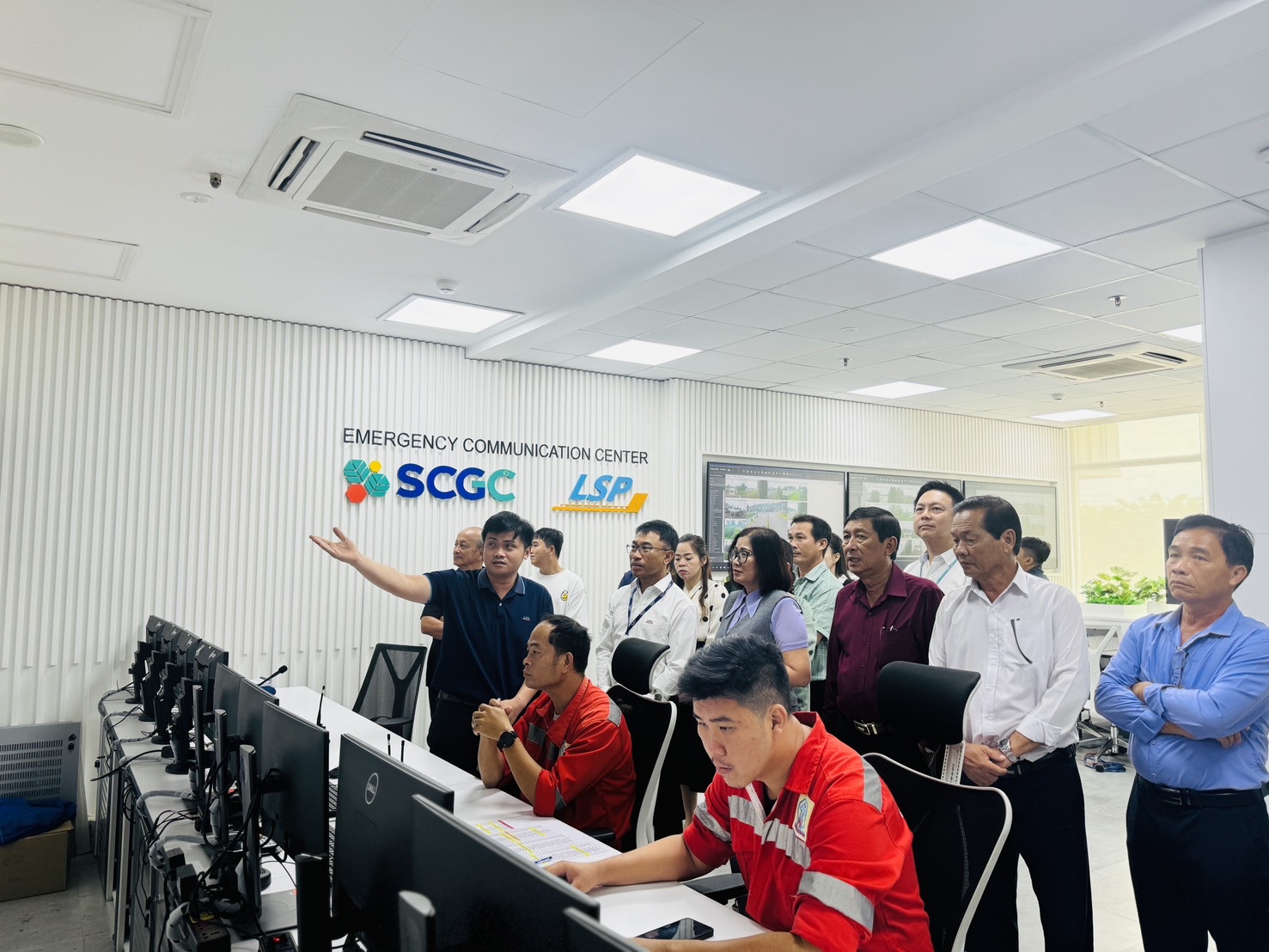 100 người d&acirc;n x&atilde; Long Sơn tham quan tổ hợp h&oacute;a dầu 5,5 tỉ USD- Ảnh 1.