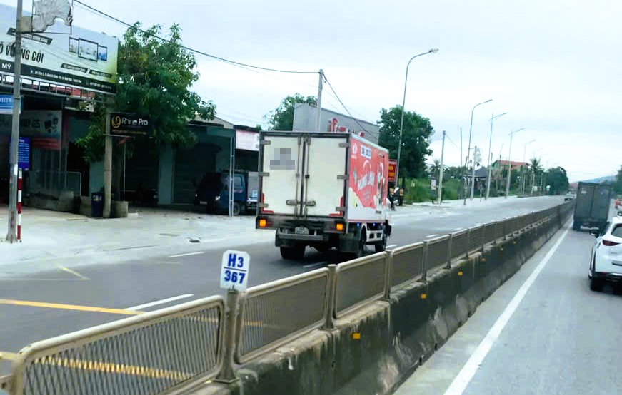 Phạt t&agrave;i xế xe tải đi ngược chiều tr&ecirc;n Quốc lộ 1A từ clip của d&acirc;n cung cấp- Ảnh 1.