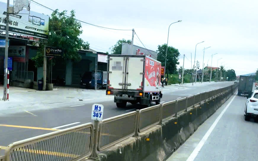 Phạt tài xế xe tải đi ngược chiều trên Quốc lộ 1A từ clip của dân cung cấp