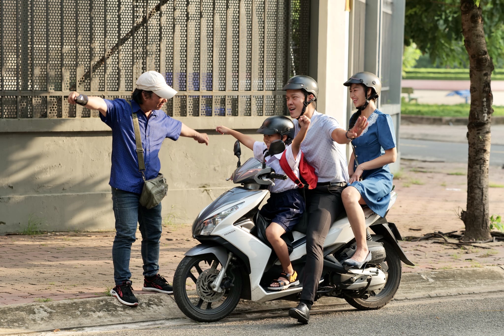 Đạo diễn Nguyễn Minh Cao ra mắt ấn tượng với kênh "Sống để yêu thương"- Ảnh 2.