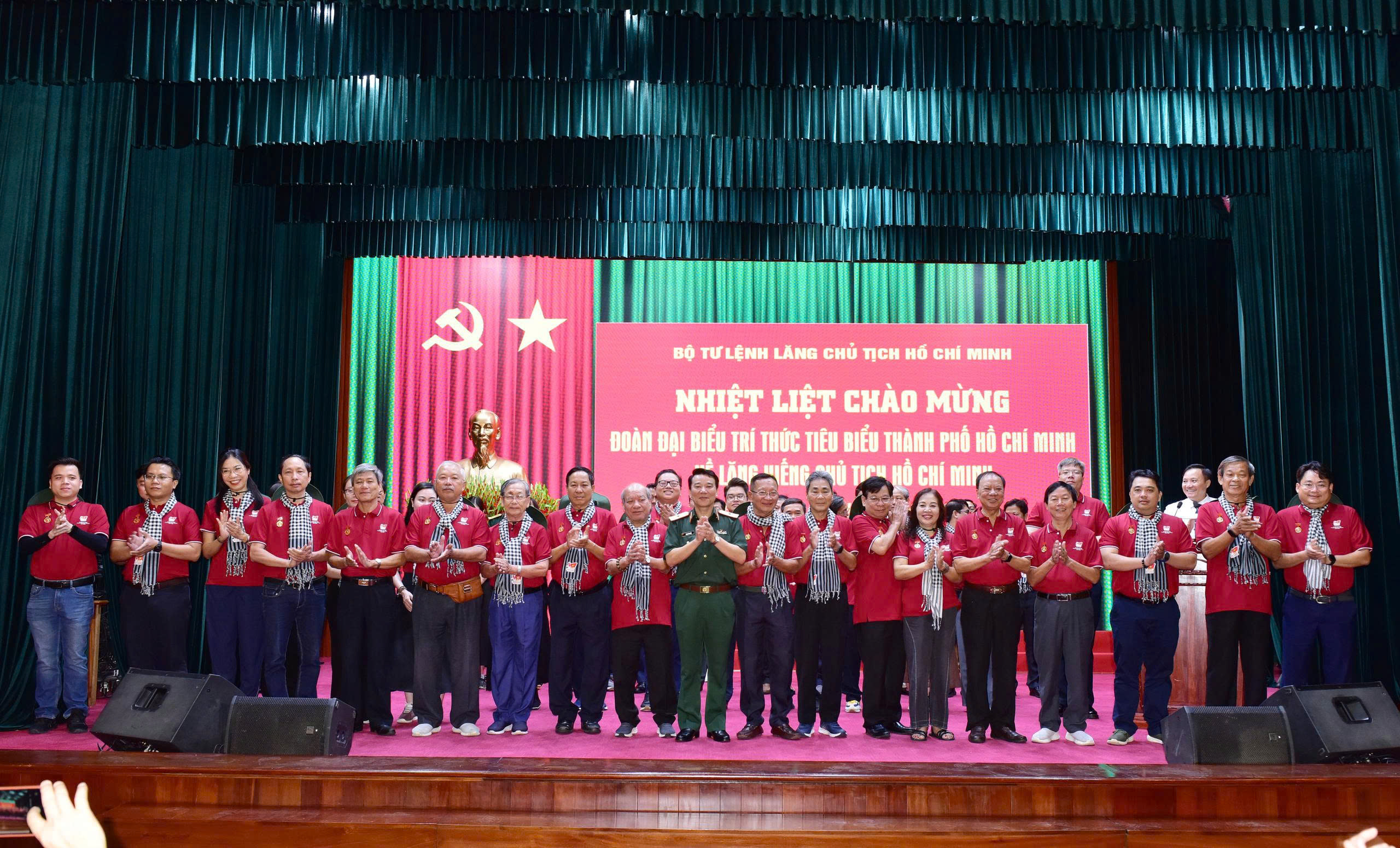 Gi&acirc;y ph&uacute;t x&uacute;c động của đo&agrave;n tr&iacute; thức TP HCM trong chuyến về nguồn - Ảnh 7.