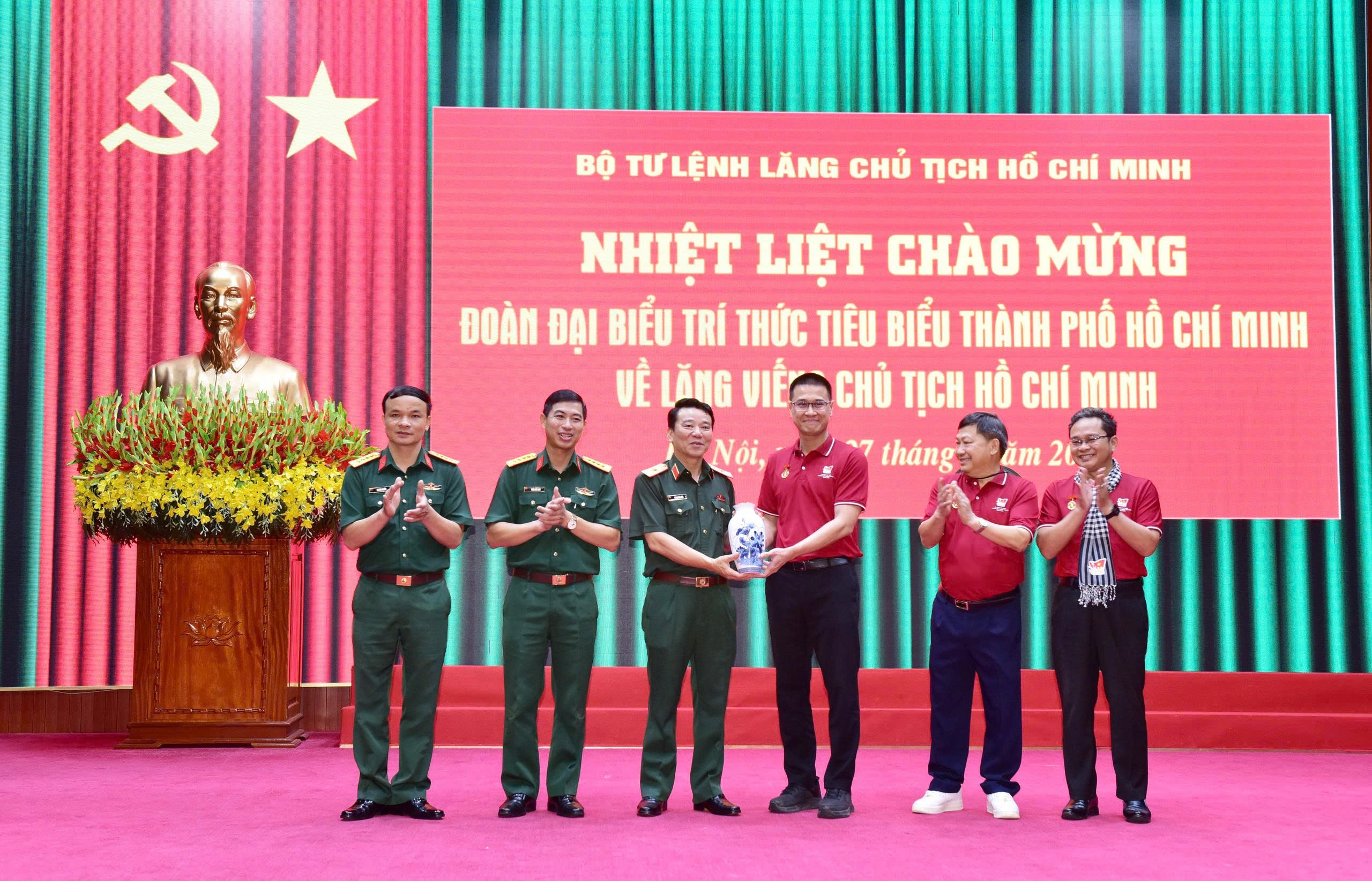 Gi&acirc;y ph&uacute;t x&uacute;c động của đo&agrave;n tr&iacute; thức TP HCM trong chuyến về nguồn - Ảnh 5.