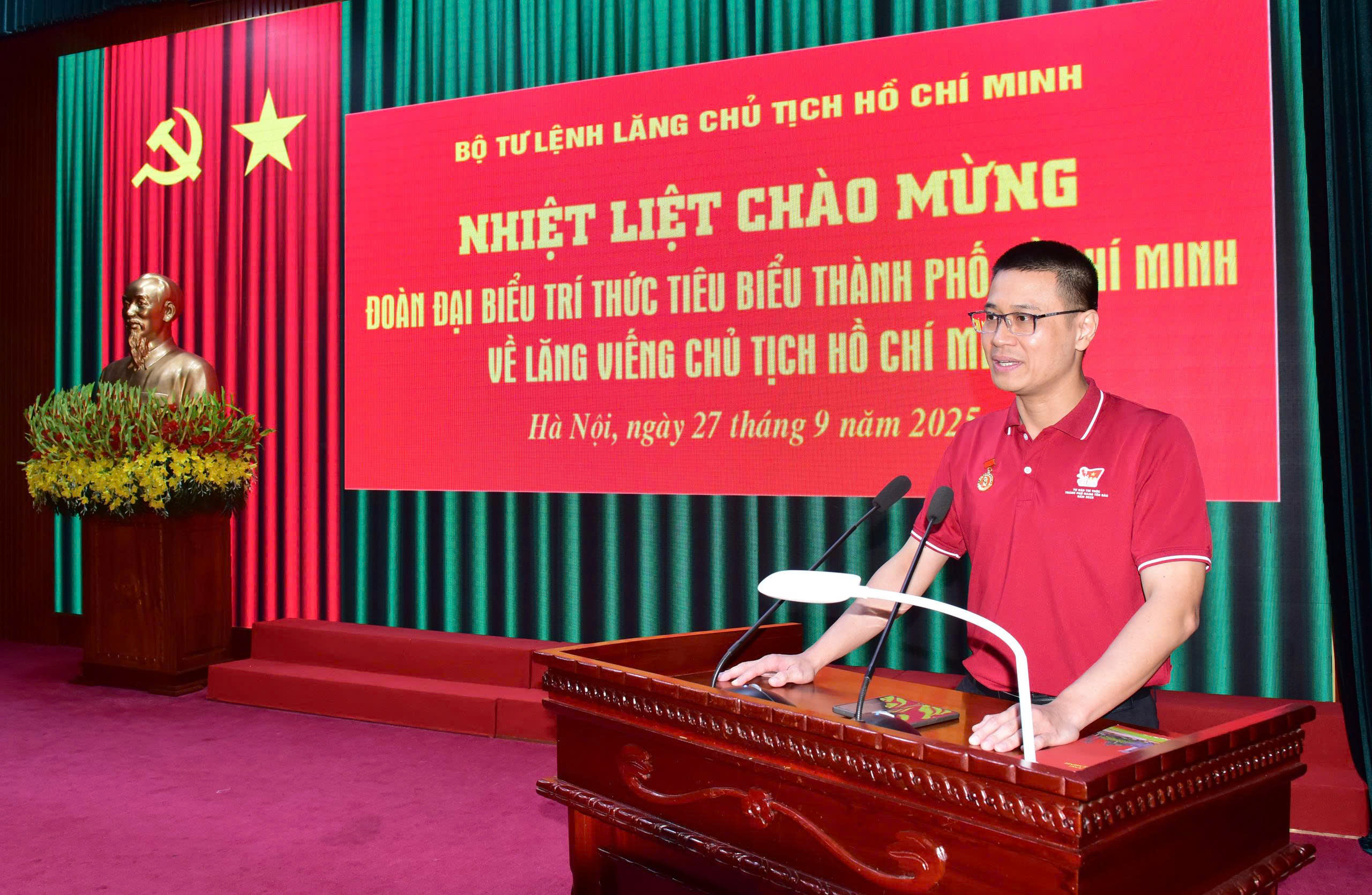 Gi&acirc;y ph&uacute;t x&uacute;c động của đo&agrave;n tr&iacute; thức TP HCM trong chuyến về nguồn - Ảnh 2.
