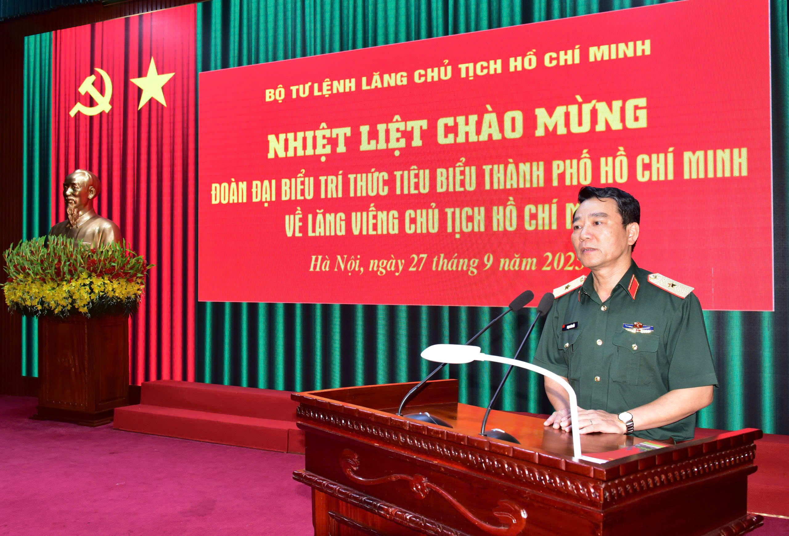 Gi&acirc;y ph&uacute;t x&uacute;c động của đo&agrave;n tr&iacute; thức TP HCM trong chuyến về nguồn - Ảnh 1.