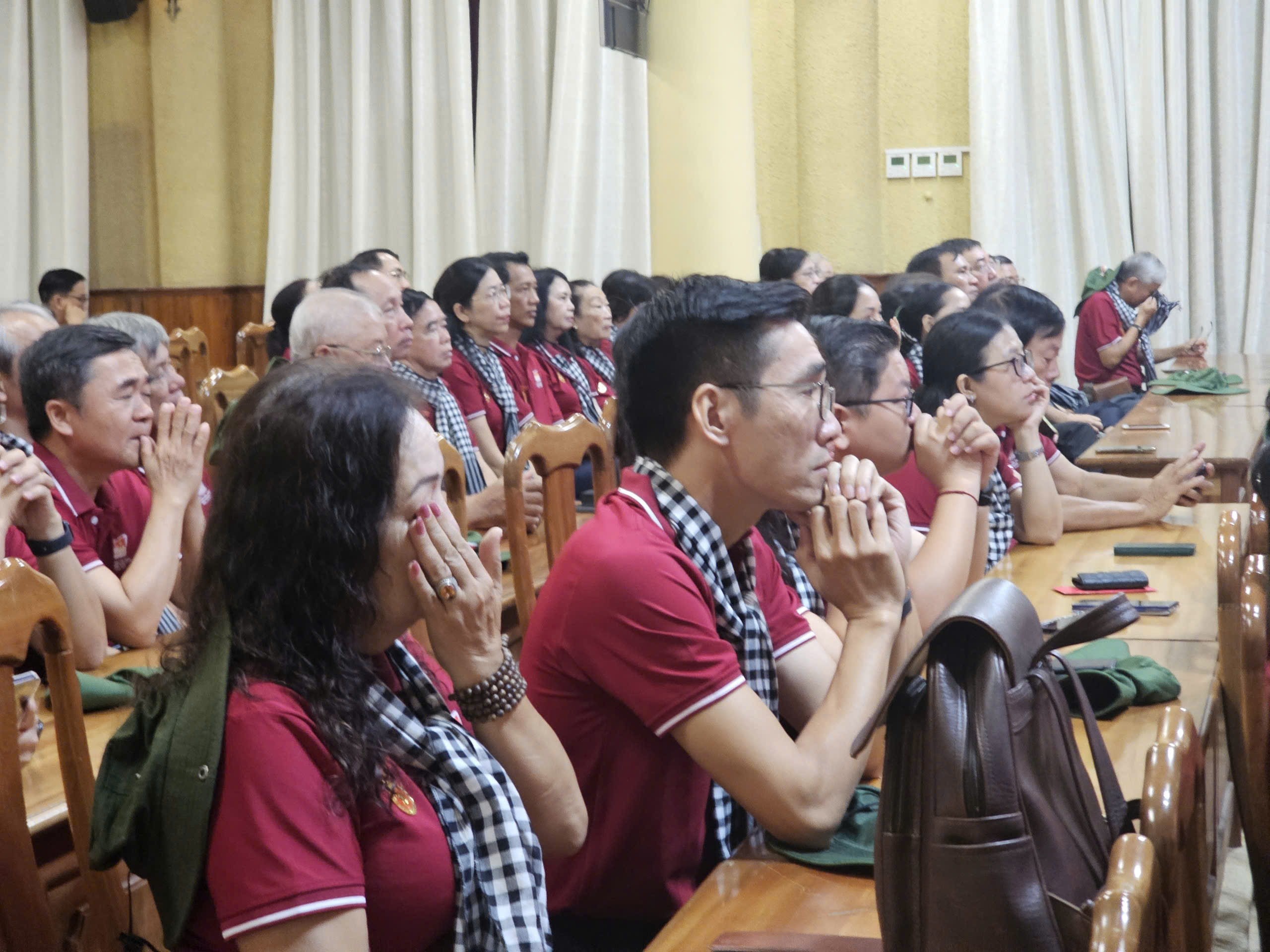 Gi&acirc;y ph&uacute;t x&uacute;c động của đo&agrave;n tr&iacute; thức TP HCM trong chuyến về nguồn - Ảnh 4.
