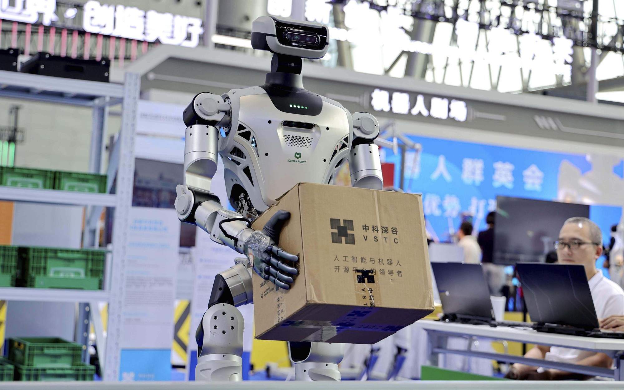 Trung Quốc đẩy mạnh huấn luyện robot hình người