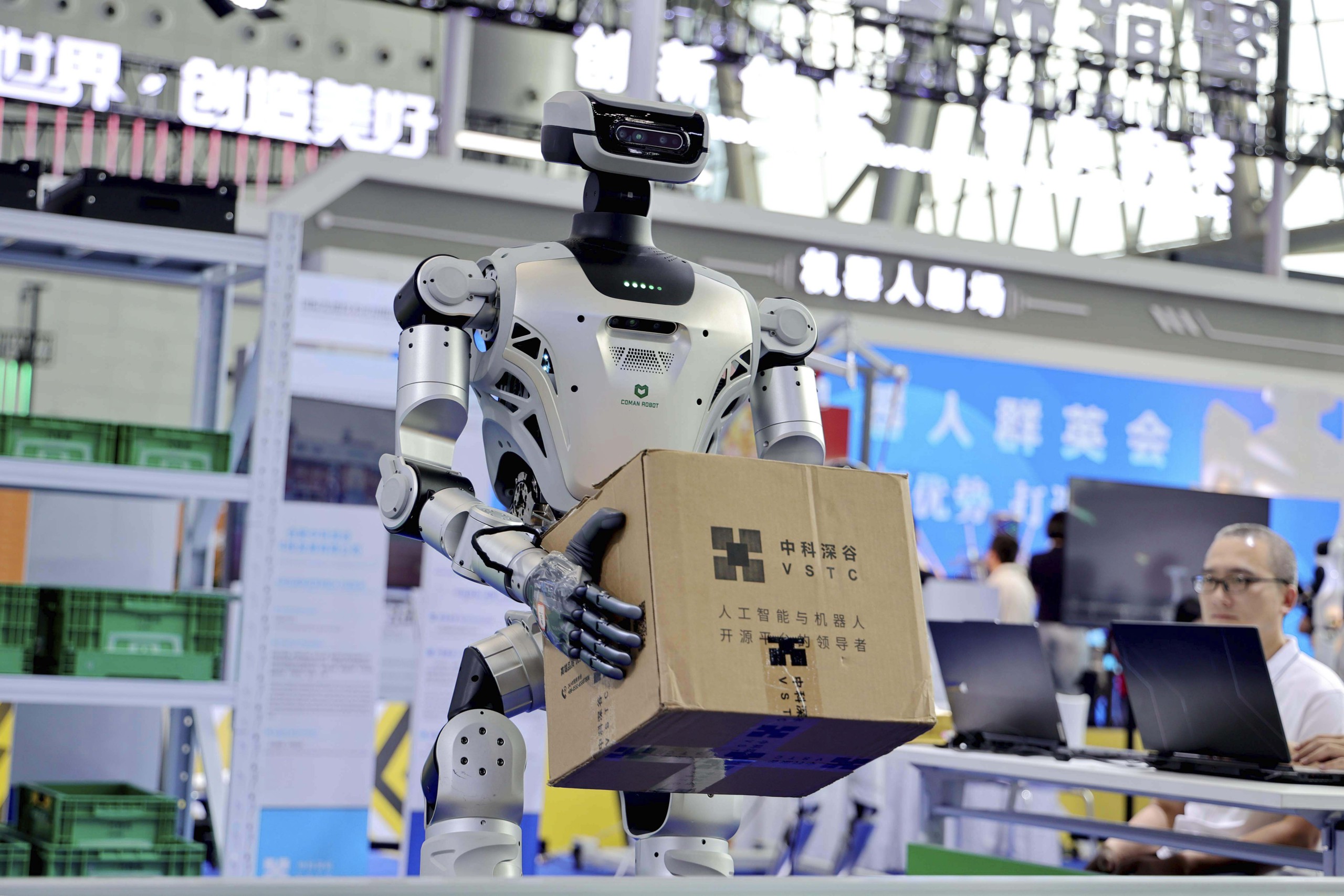 Trung Quốc đẩy mạnh huấn luyện robot h&igrave;nh người- Ảnh 1.