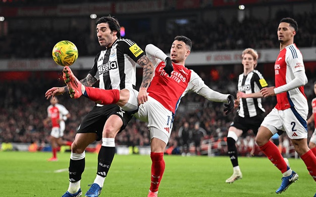 Arsenal ngược d&ograve;ng hạ chủ nh&agrave; Newcastle, trọng t&agrave;i g&acirc;y phẫn nộ- Ảnh 4.