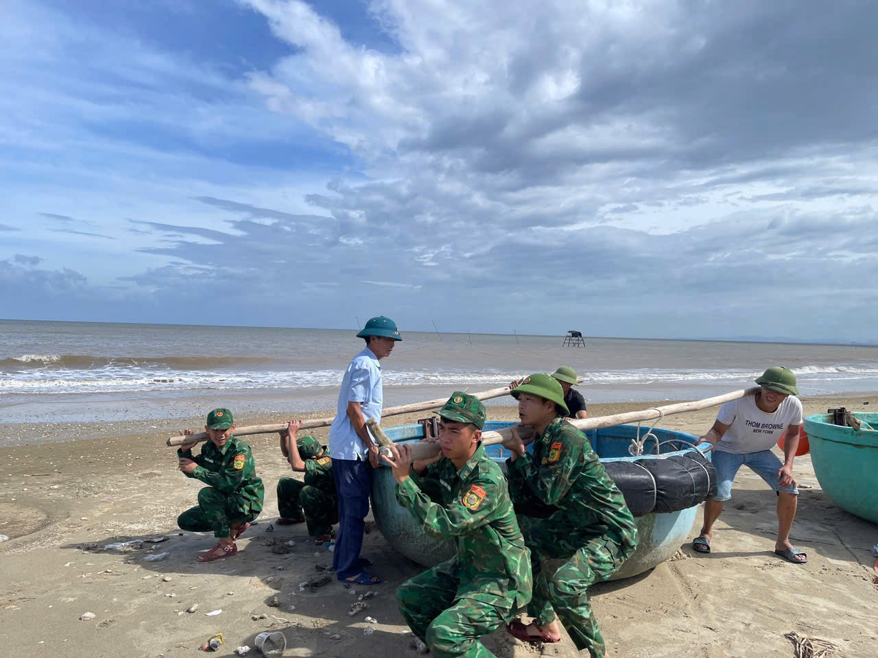 Miền Trung: Bộ đội Biên phòng trực 100% quân số đối phó bão số 10 Bualoi- Ảnh 3.