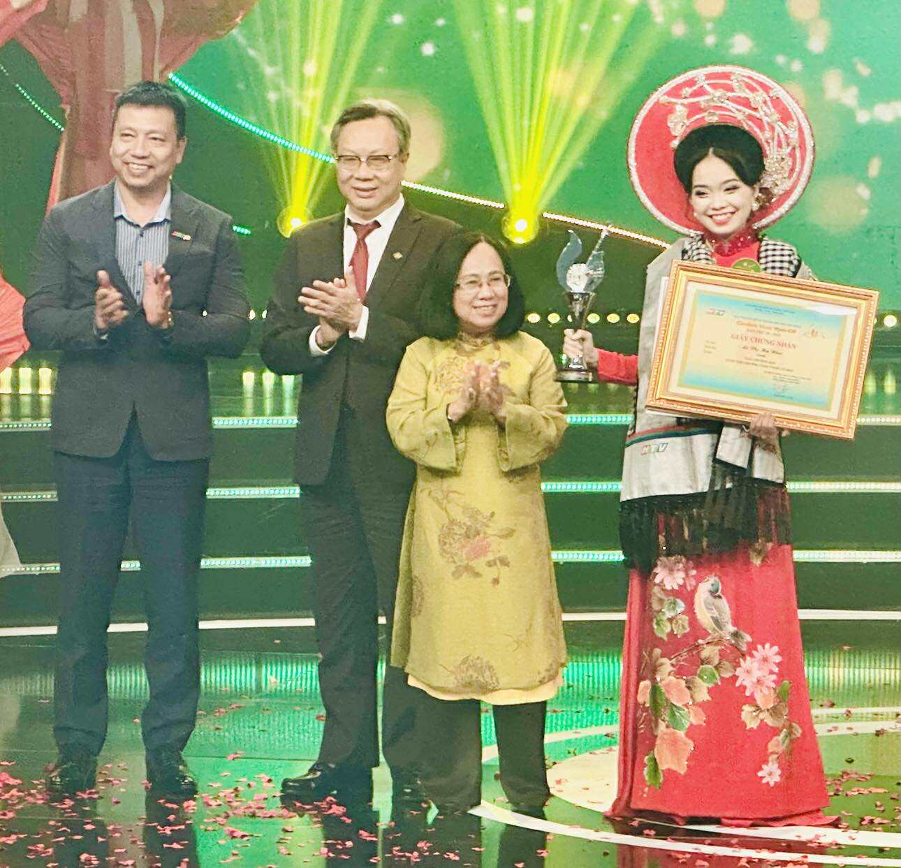 Đặng Thị Th&ugrave;y Dương đoạt giải "Chu&ocirc;ng v&agrave;ng vọng cổ" lần thứ 20 -2025- Ảnh 8.