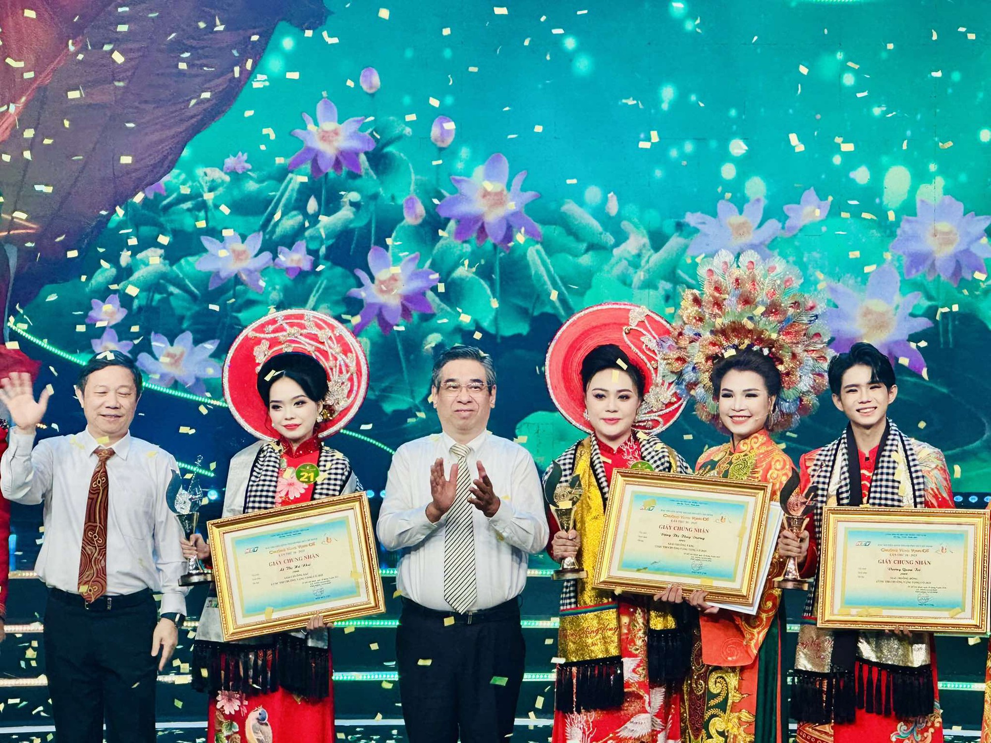 Đặng Thị Th&ugrave;y Dương đoạt giải "Chu&ocirc;ng v&agrave;ng vọng cổ" lần thứ 20 -2025- Ảnh 1.
