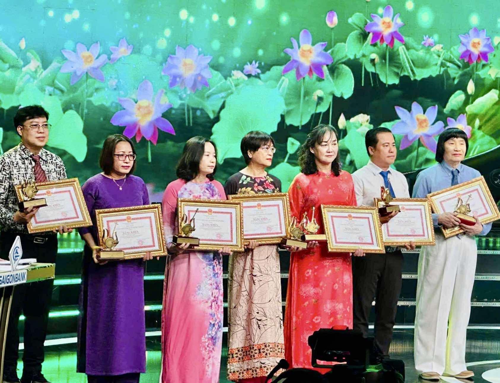 Đặng Thị Th&ugrave;y Dương đoạt giải "Chu&ocirc;ng v&agrave;ng vọng cổ" lần thứ 20 -2025- Ảnh 7.