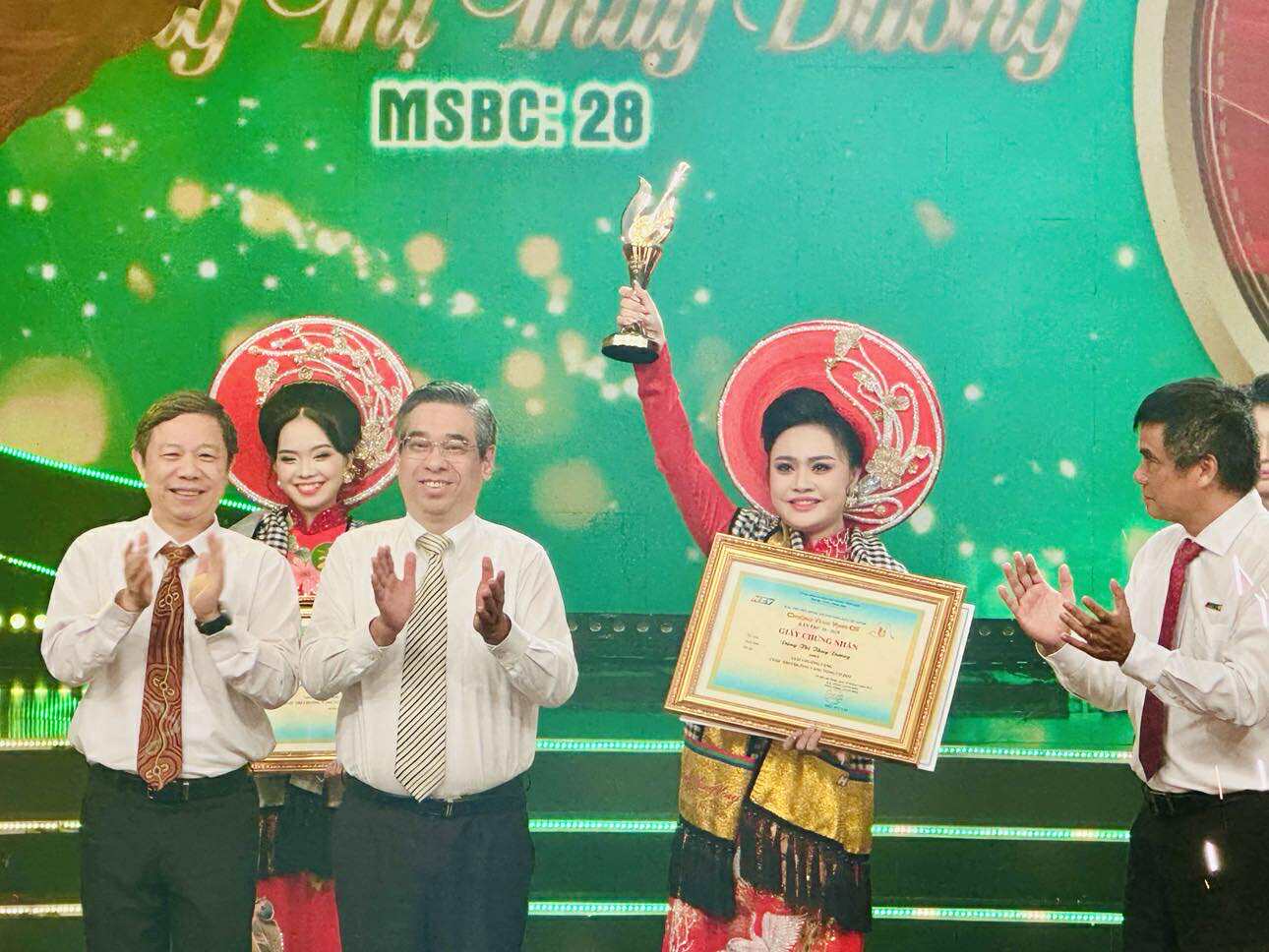 Đặng Thị Th&ugrave;y Dương đoạt giải "Chu&ocirc;ng v&agrave;ng vọng cổ" lần thứ 20 -2025- Ảnh 2.