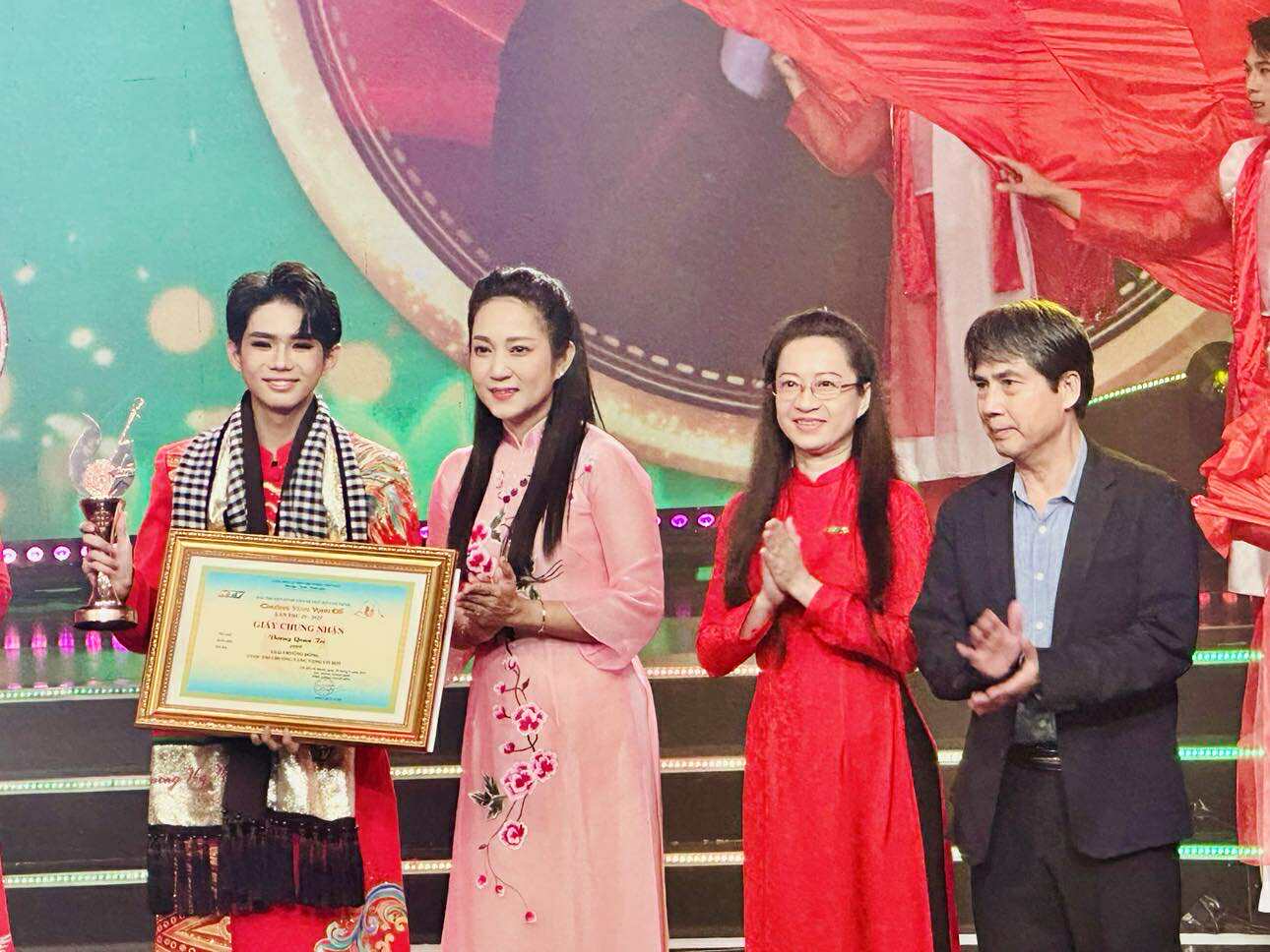 Đặng Thị Th&ugrave;y Dương đoạt giải "Chu&ocirc;ng v&agrave;ng vọng cổ" lần thứ 20 -2025- Ảnh 9.