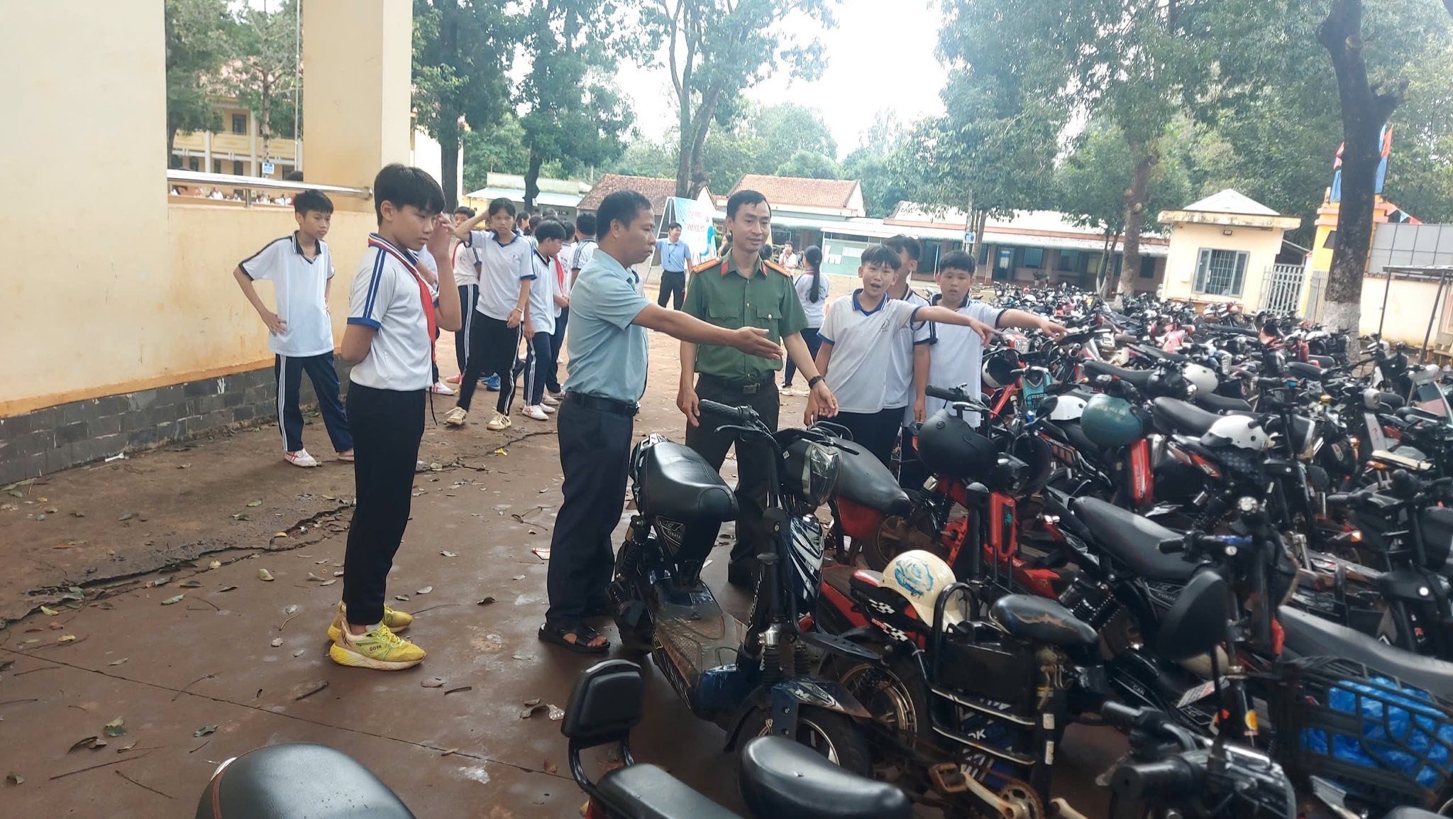 C&ocirc;ng an Đồng Nai kiểm tra loạt tiệm sửa xe- Ảnh 2.