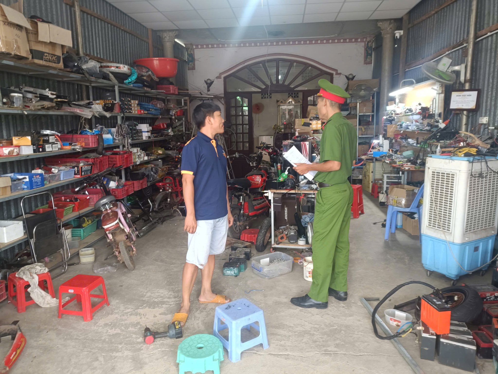C&ocirc;ng an Đồng Nai kiểm tra loạt tiệm sửa xe- Ảnh 4.