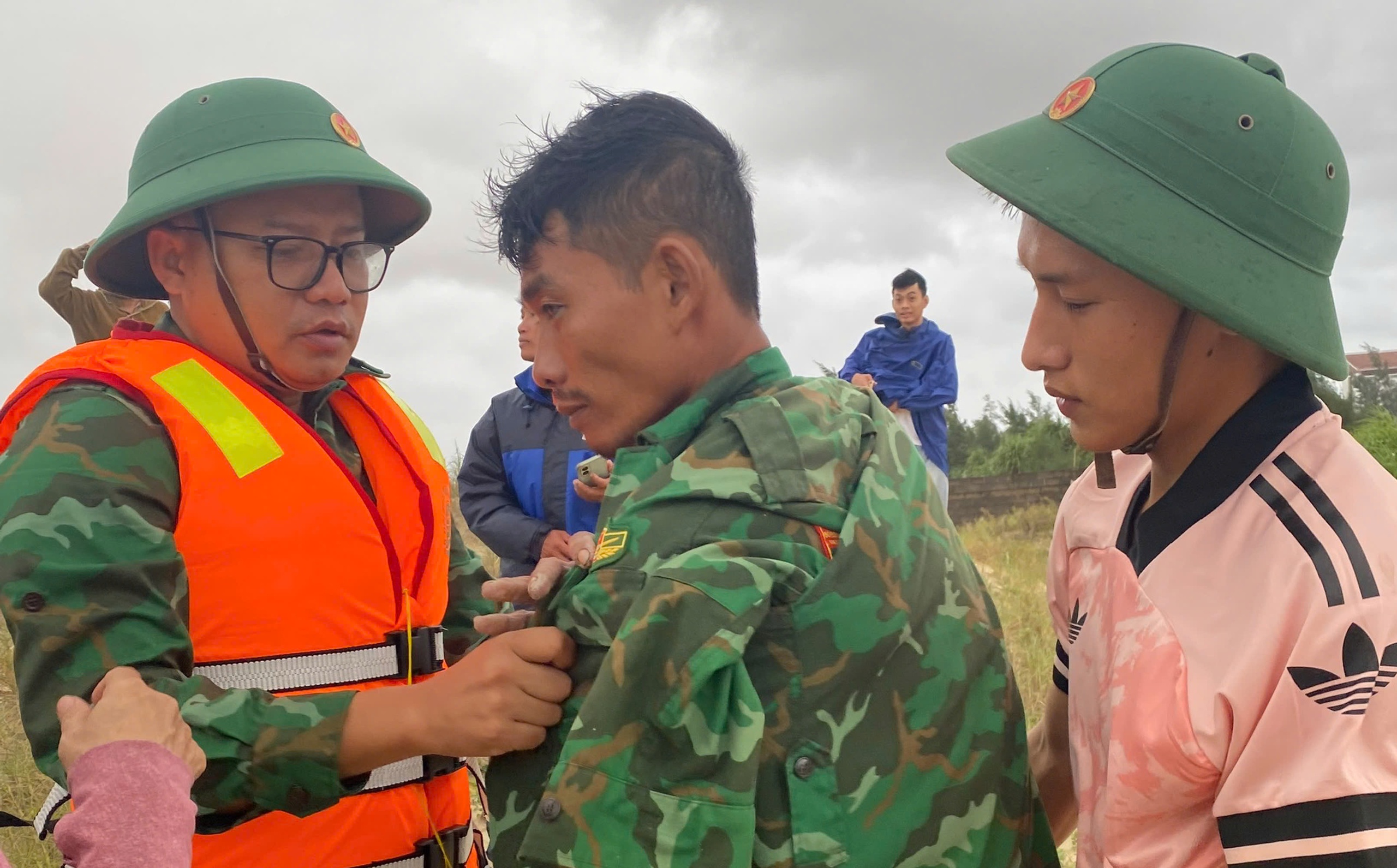 Miền Trung: Bộ đội Biên phòng trực 100% quân số đối phó bão số 10 Bualoi- Ảnh 7.