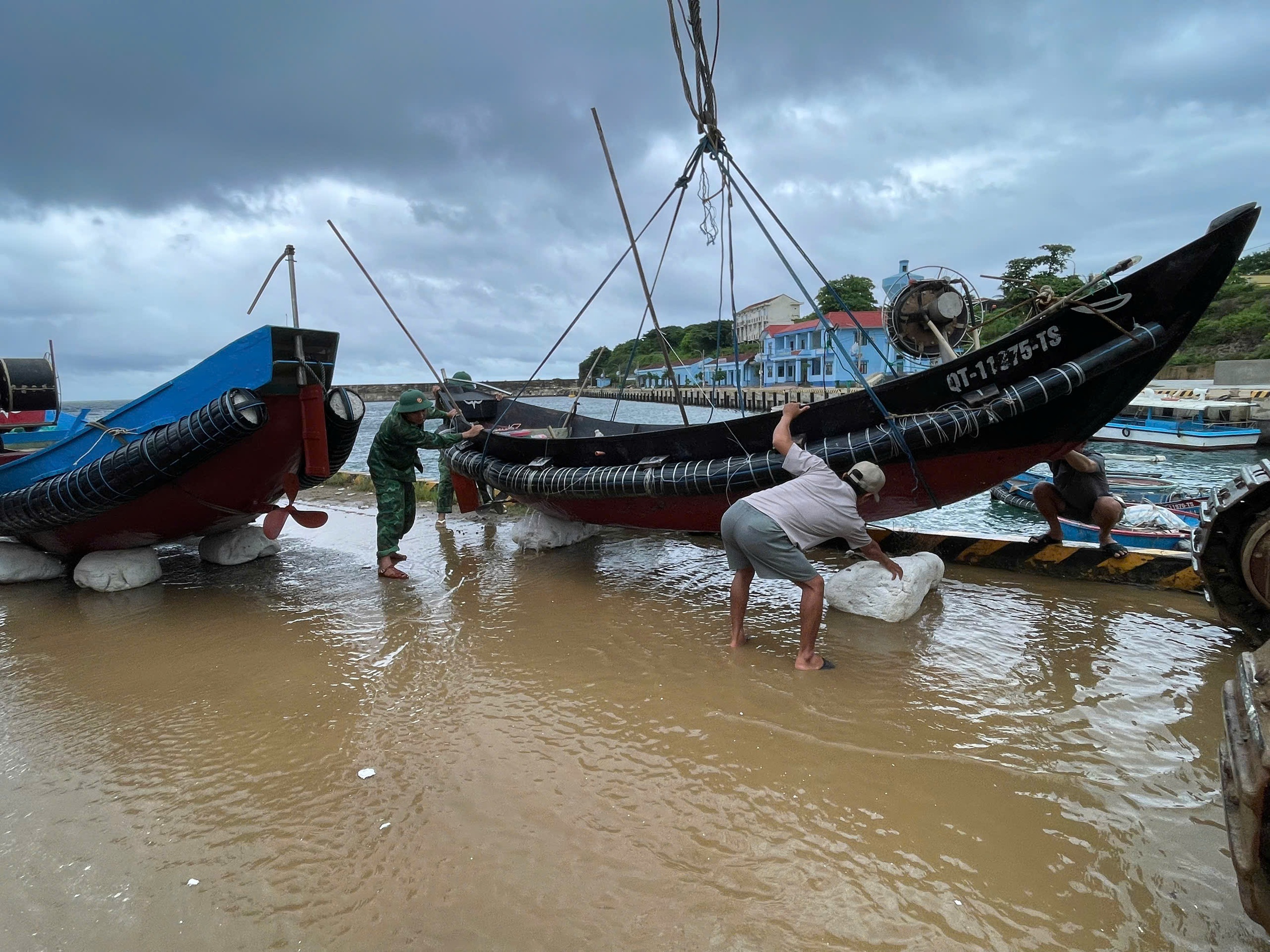 Miền Trung: Bộ đội Biên phòng trực 100% quân số đối phó bão số 10 Bualoi- Ảnh 9.