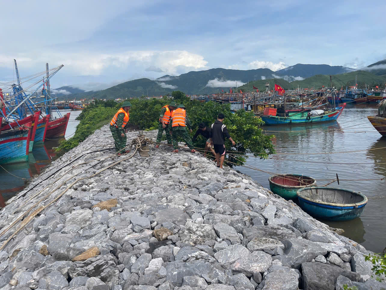 Miền Trung: Bộ đội Biên phòng trực 100% quân số đối phó bão số 10 Bualoi- Ảnh 10.