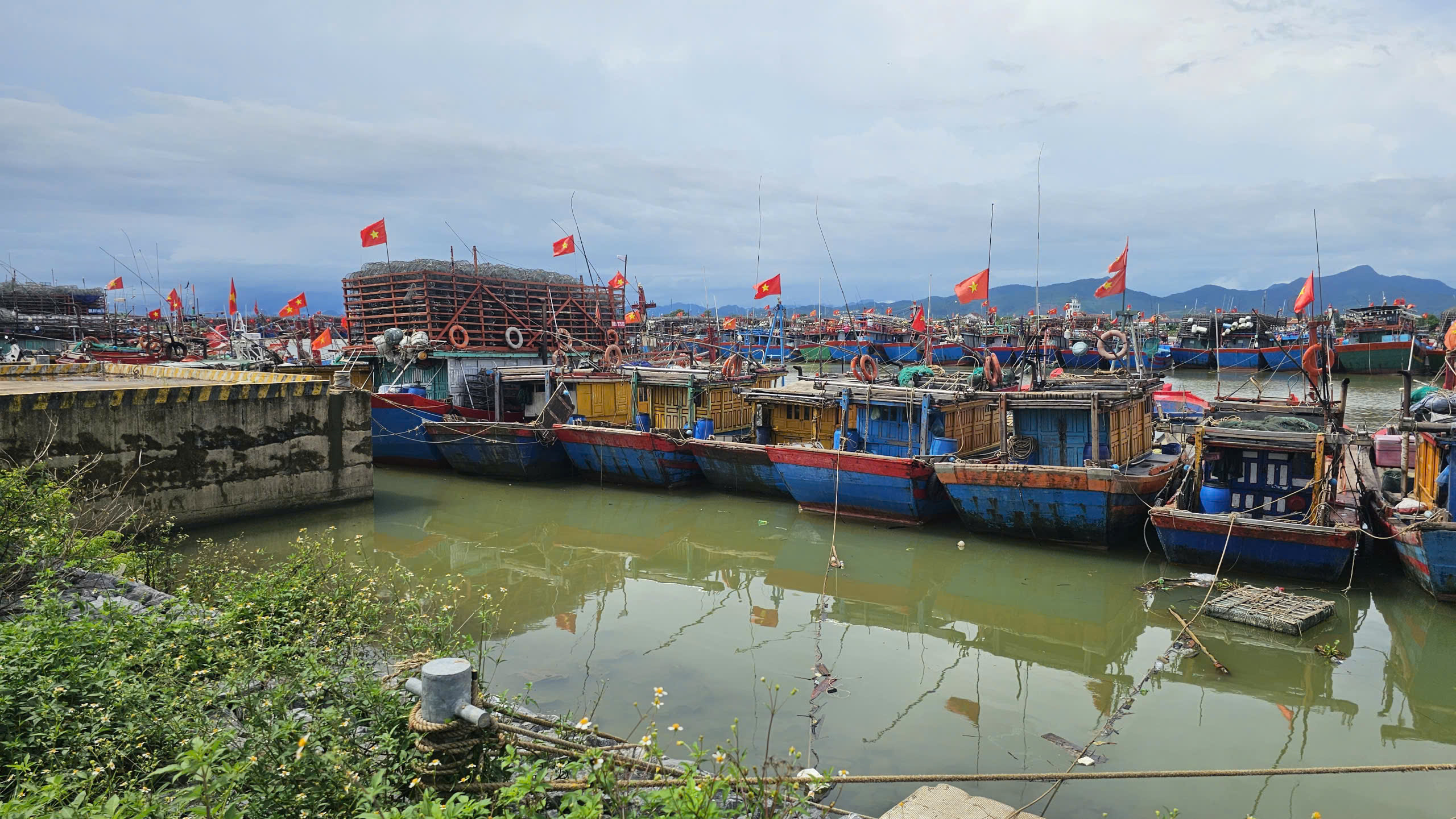 Miền Trung: Bộ đội Biên phòng trực 100% quân số đối phó bão số 10 Bualoi- Ảnh 13.