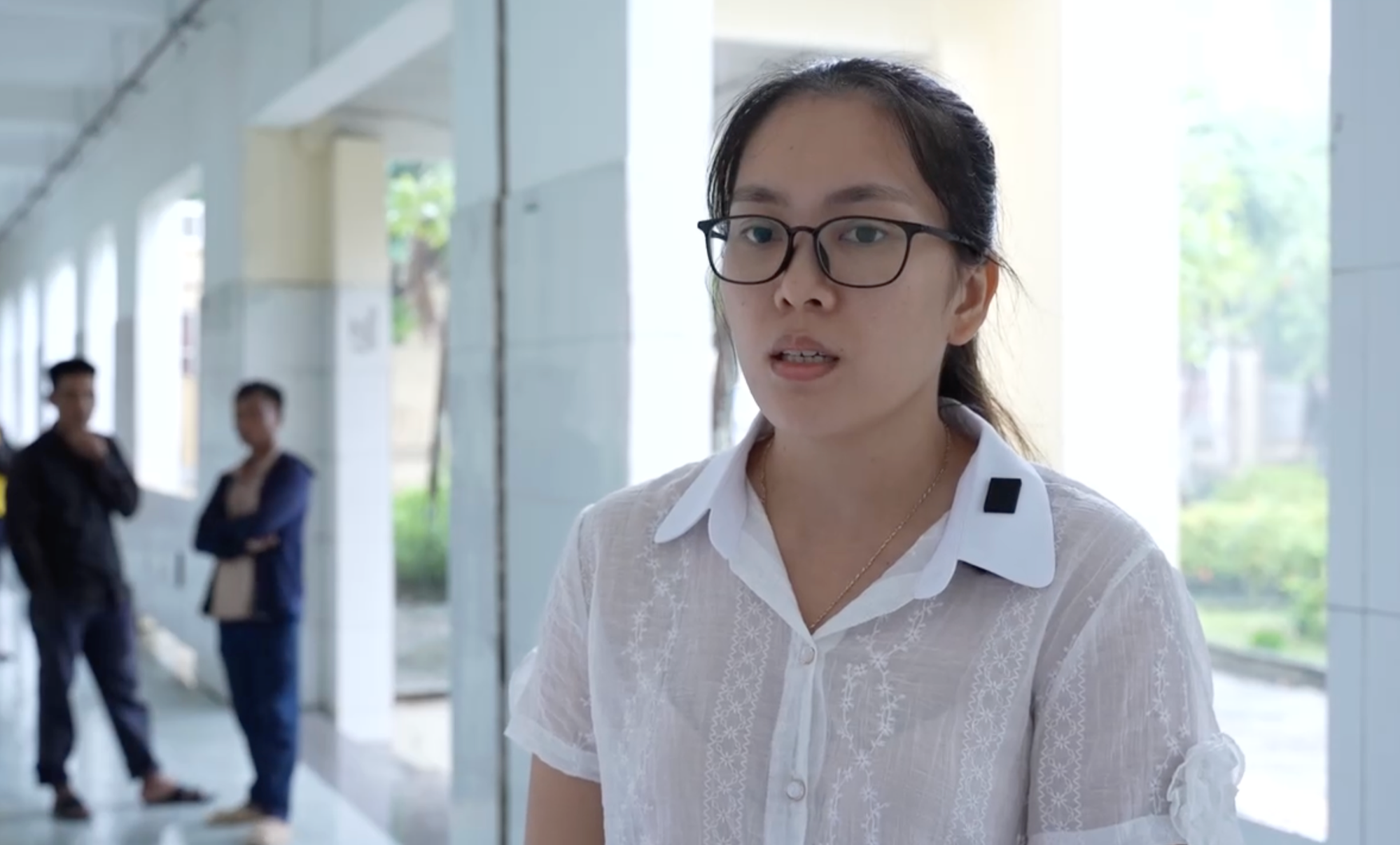 Vụ 40 học sinh ngộ độc: Nữ ph&oacute; hiệu trưởng n&oacute;i g&igrave; về clip "ngăn học sinh đi viện" g&acirc;y tranh c&atilde;i? - Ảnh 1.