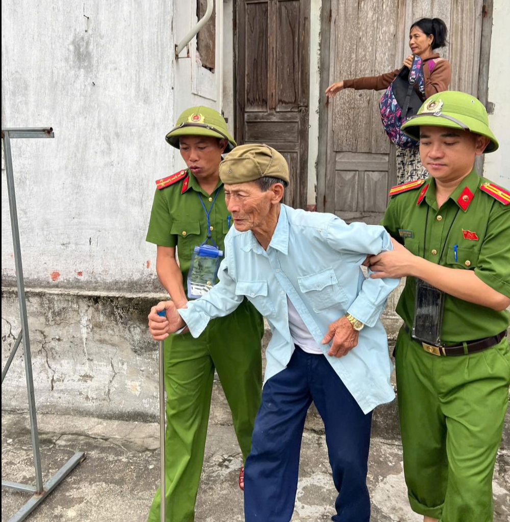 H&agrave; Tĩnh Khẩn trương sơ t&aacute;n d&acirc;n ứng ph&oacute; b&atilde;o số 10 Bualoi đổ bộ - Ảnh 9.