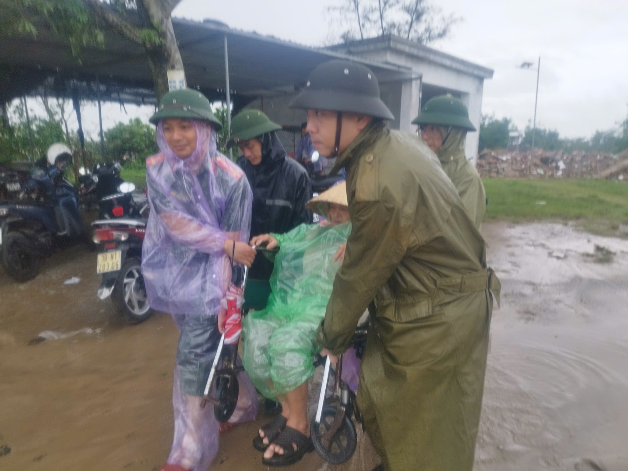 H&agrave; Tĩnh Khẩn trương sơ t&aacute;n d&acirc;n ứng ph&oacute; b&atilde;o số 10 Bualoi đổ bộ - Ảnh 4.