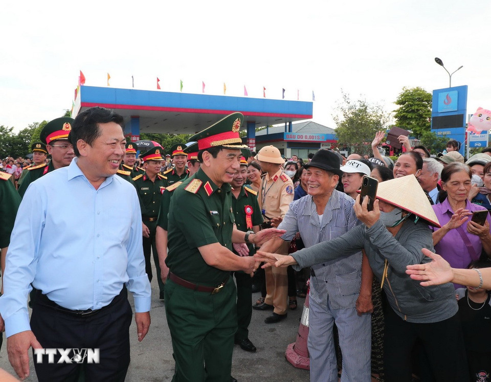 Thủ tướng: Cầu Phong Ch&acirc;u mới h&agrave;n gắn vết thương, nhen l&ecirc;n niềm tin- Ảnh 4.