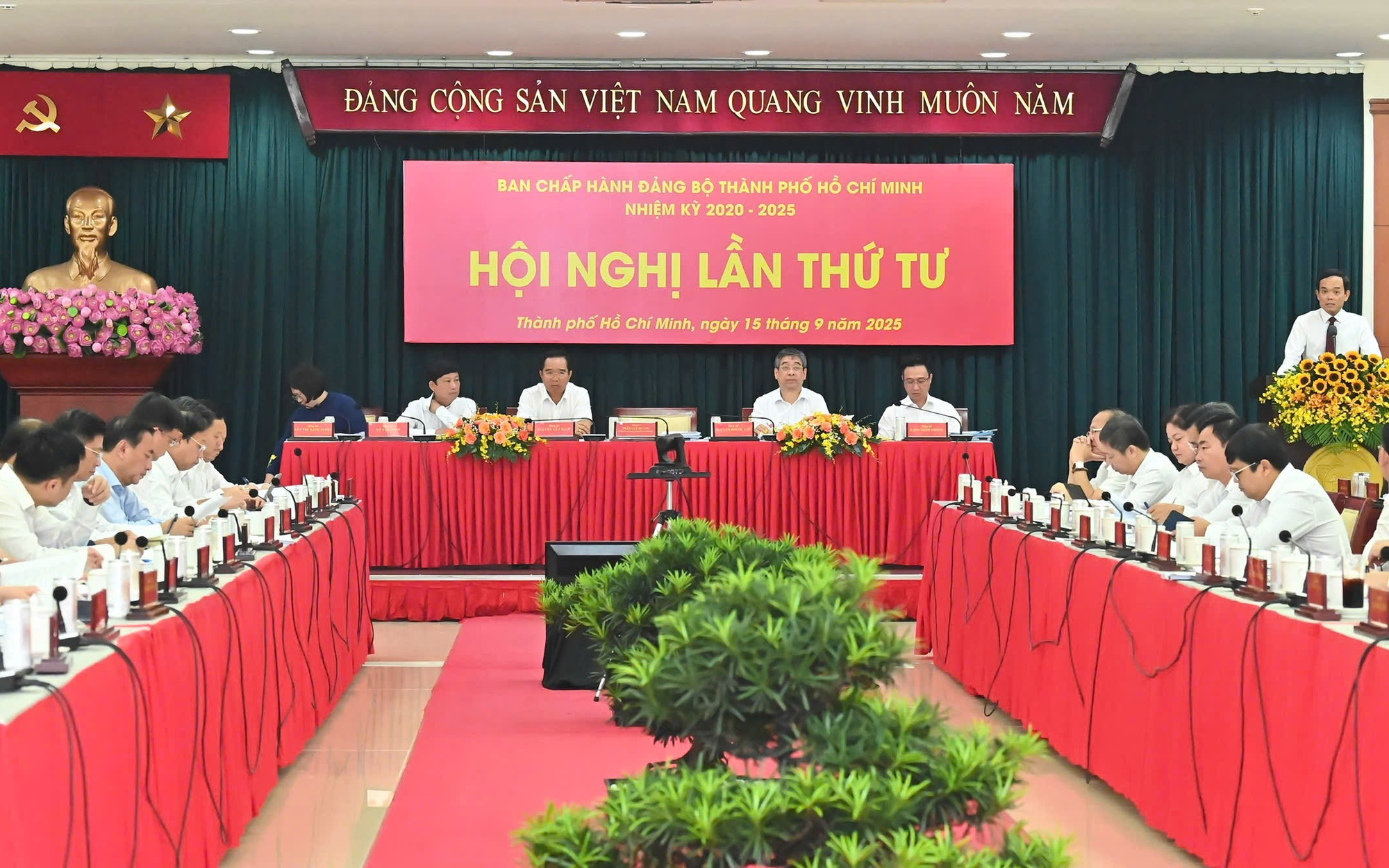 Đại hội Đảng bộ TP HCM lần thứ I kh&ocirc;ng sử dụng t&agrave;i liệu giấy - Ảnh 2.
