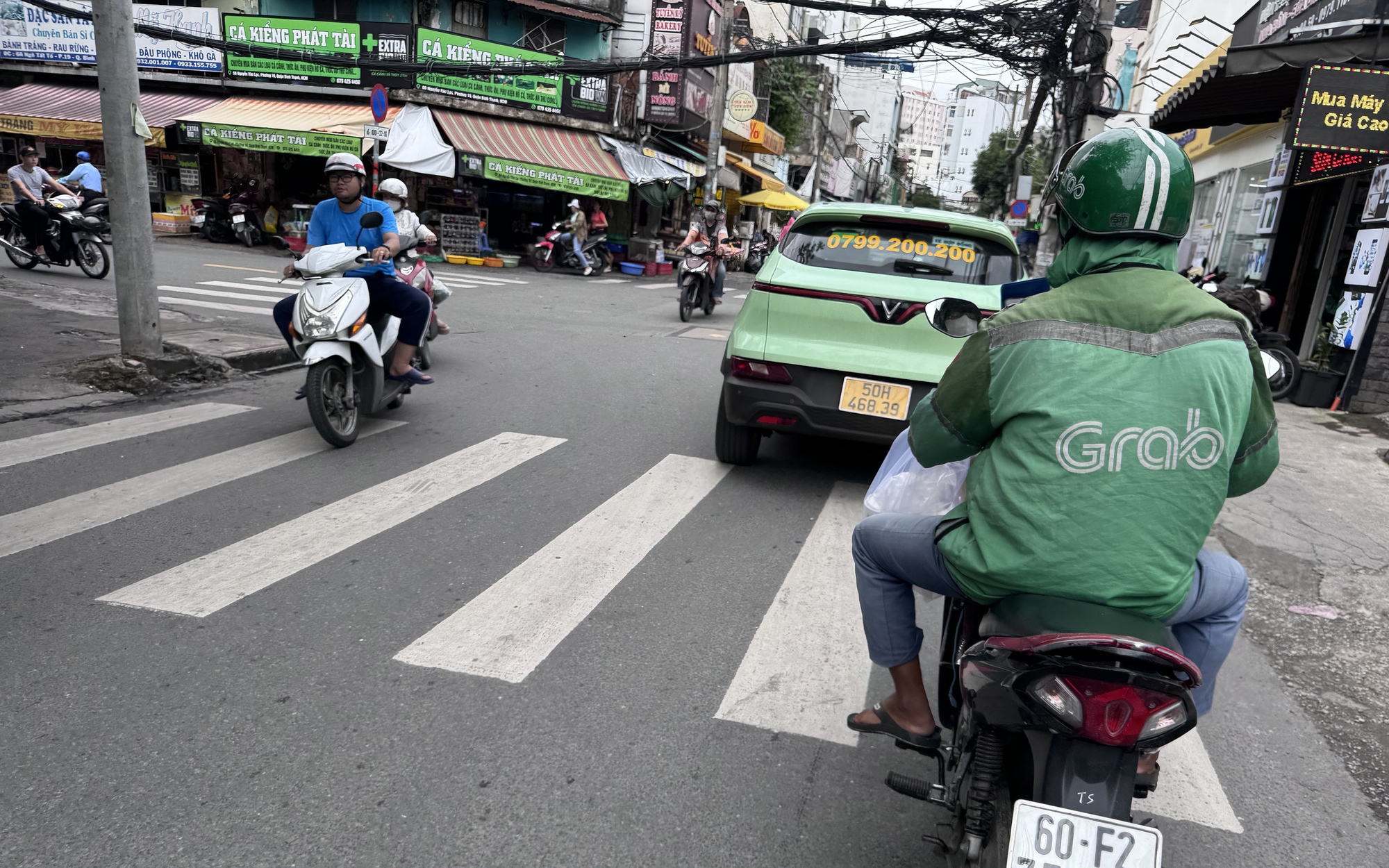Chạy chục km chỉ nhận được hơn 20.000 đồng, nhiều tài xế Grab than khổ, muốn bỏ nghề