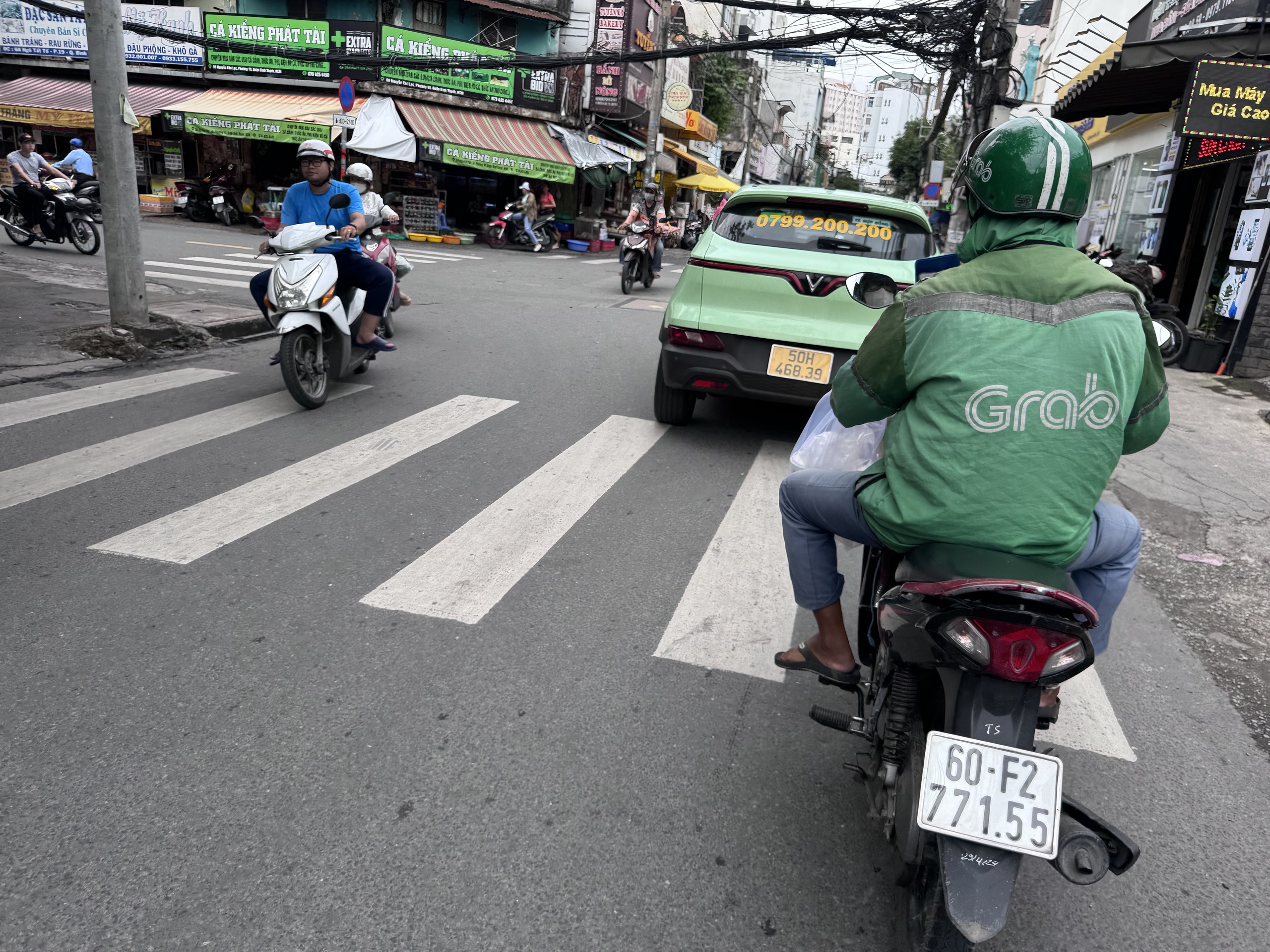 T&agrave;i xế Grab than v&atilde;n về gi&aacute; cước giảm s&acirc;u ảnh hưởng đến thu nhập - Ảnh 2.