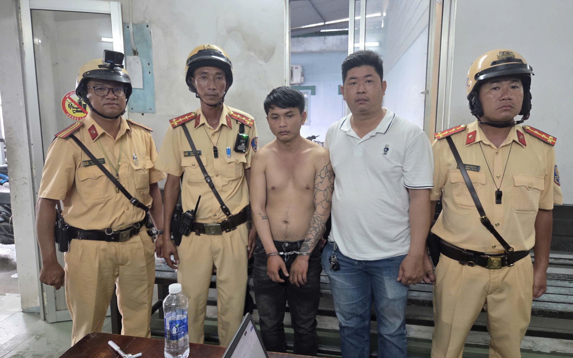 Rượt đuổi nghẹt thở suốt 50 km, hàng chục CSGT khống chế đối tượng trộm ô tô