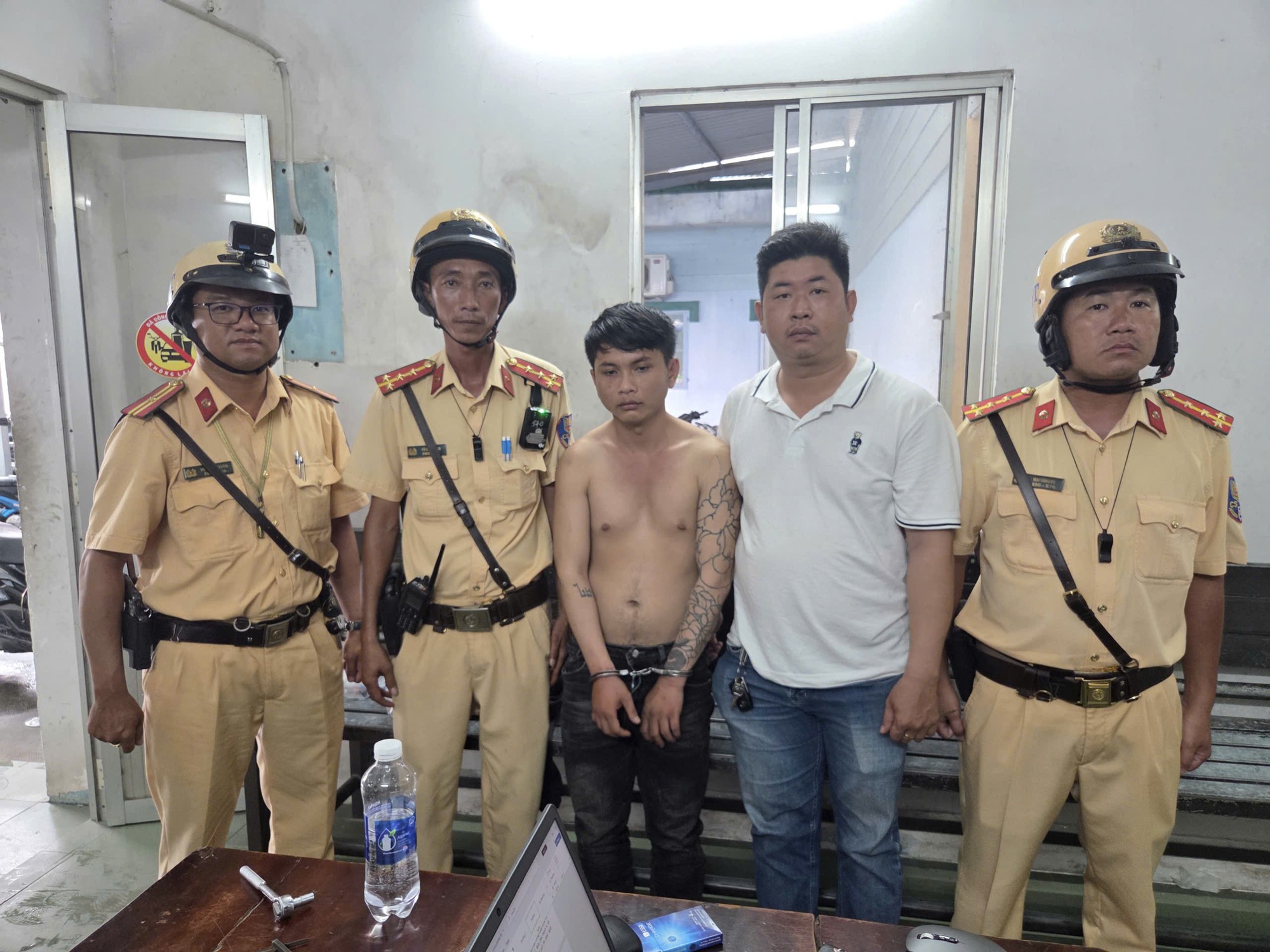 C&ocirc;ng an TP HCM đuổi 50km để bắt t&ecirc;n trộm &ocirc; t&ocirc; "như phim"- Ảnh 1.