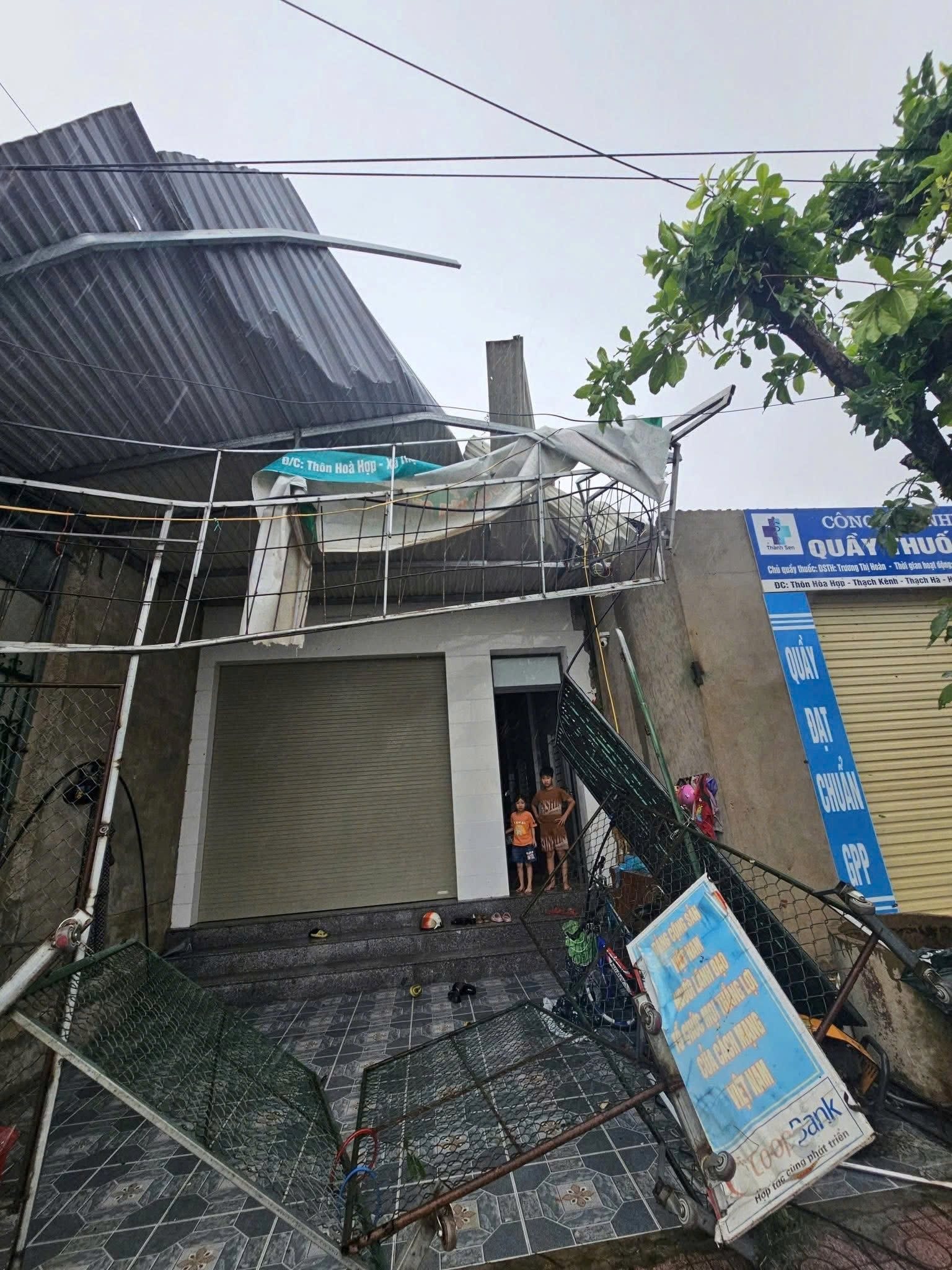 H&agrave;ng trăm người gia cố k&egrave; biển sụt l&uacute;n ở H&agrave; Tĩnh trước b&atilde;o số 10 - Ảnh 7.