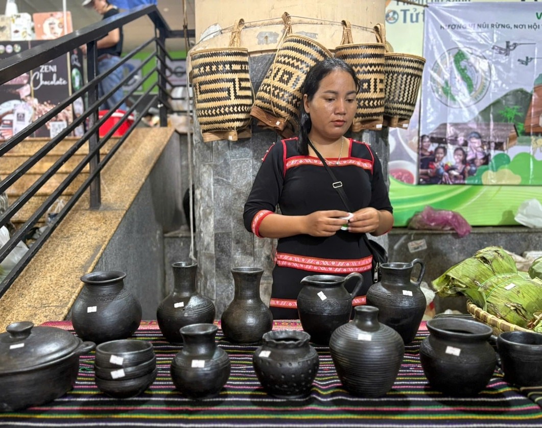 M&ecirc; mẩn sản vật T&acirc;y Nguy&ecirc;n tại chợ phi&ecirc;n đặc biệt TP HCM - Ảnh 4.