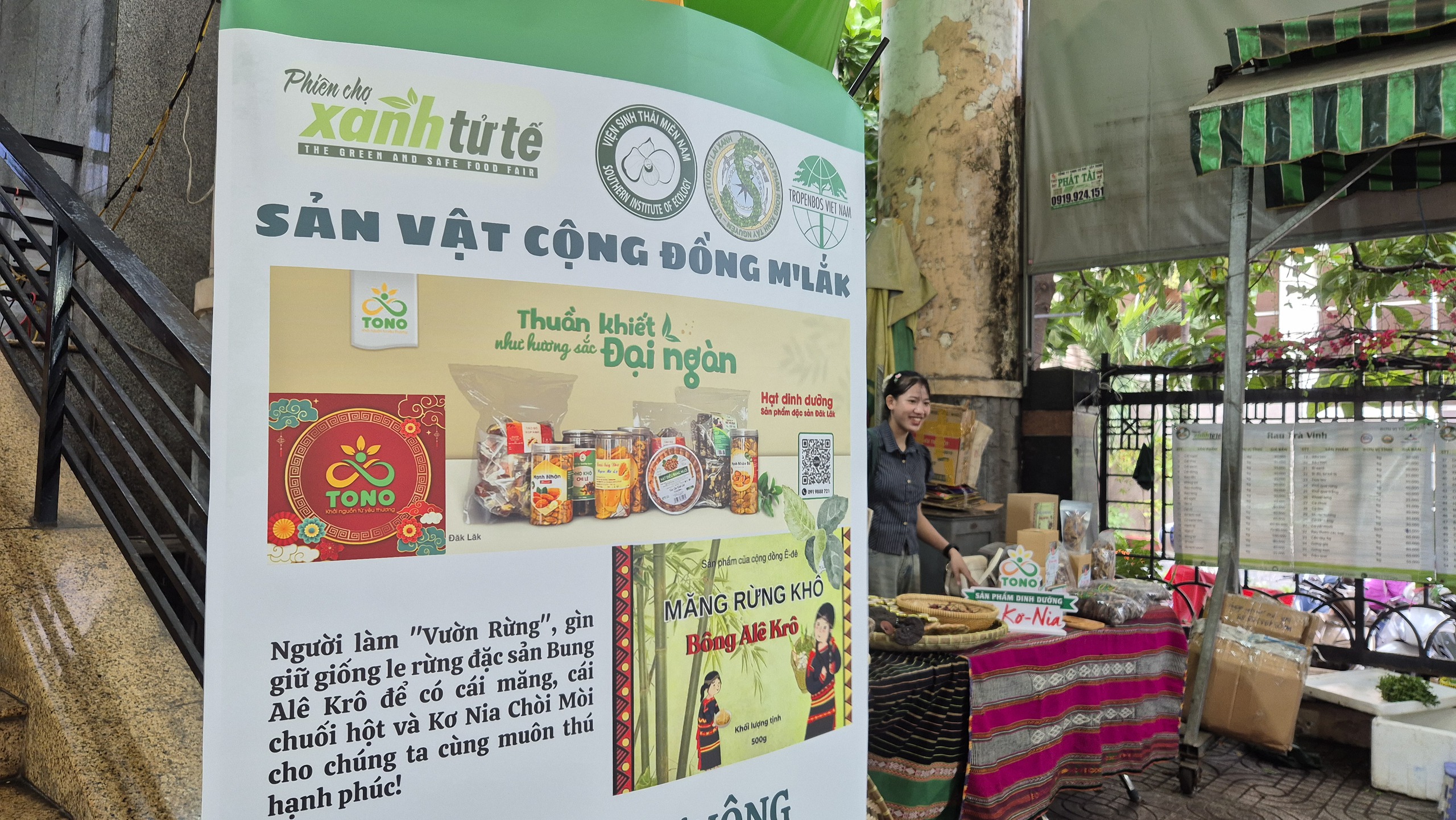 Người d&acirc;n TP HCM h&agrave;o hứng với quả ch&ograve;i m&ograve;i tươi, b&aacute;nh hạt kơ nia - Ảnh 3.
