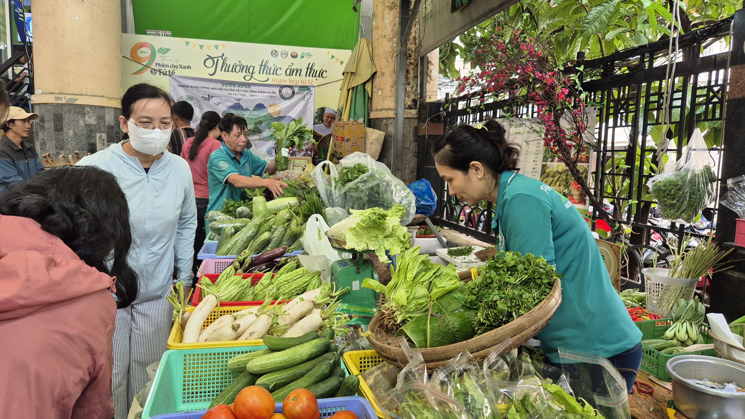 Người d&acirc;n TP HCM h&agrave;o hứng với quả ch&ograve;i m&ograve;i tươi, b&aacute;nh hạt kơ nia - Ảnh 5.