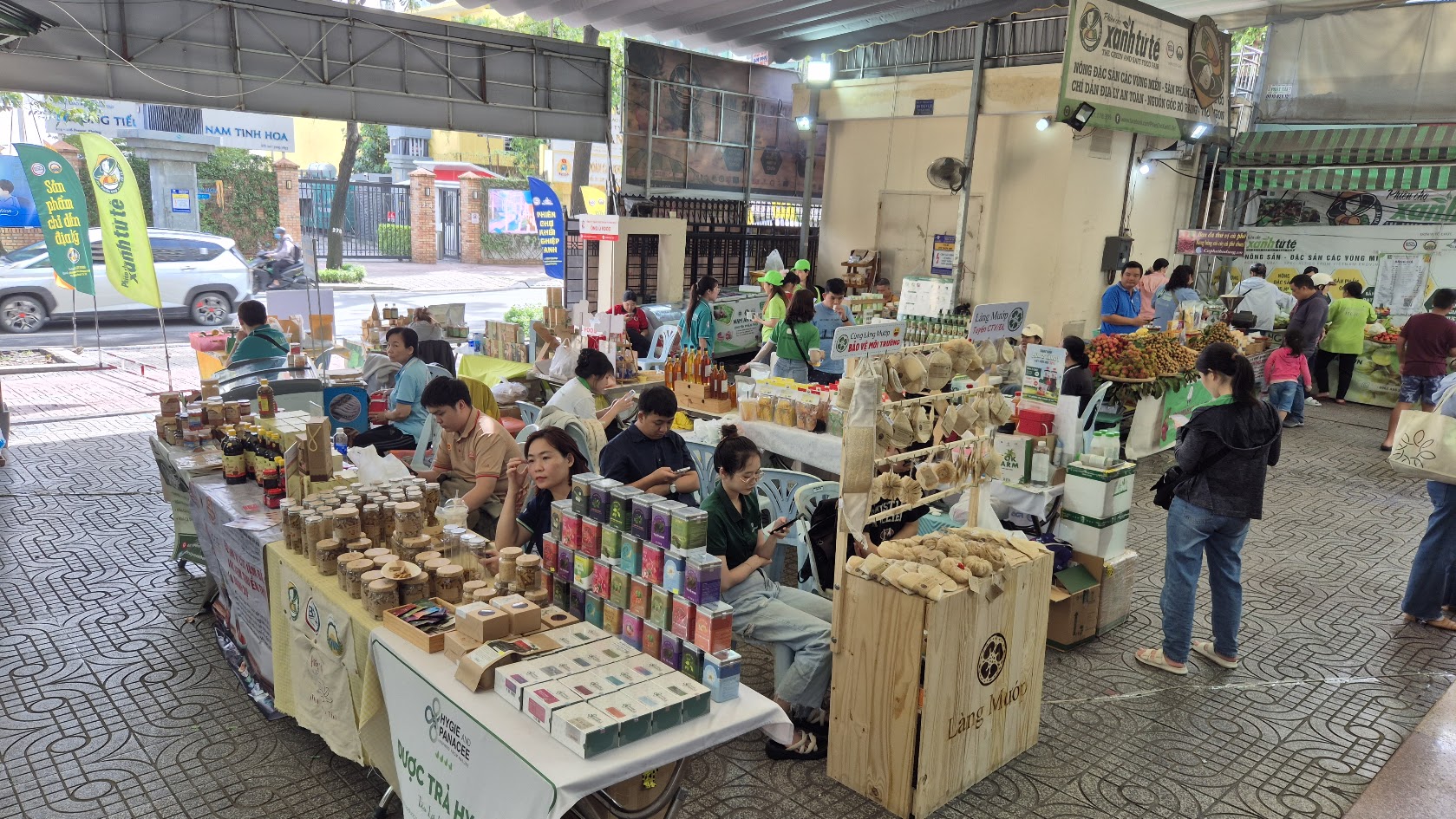 Người d&acirc;n TP HCM h&agrave;o hứng với quả ch&ograve;i m&ograve;i tươi, b&aacute;nh hạt kơ nia - Ảnh 1.