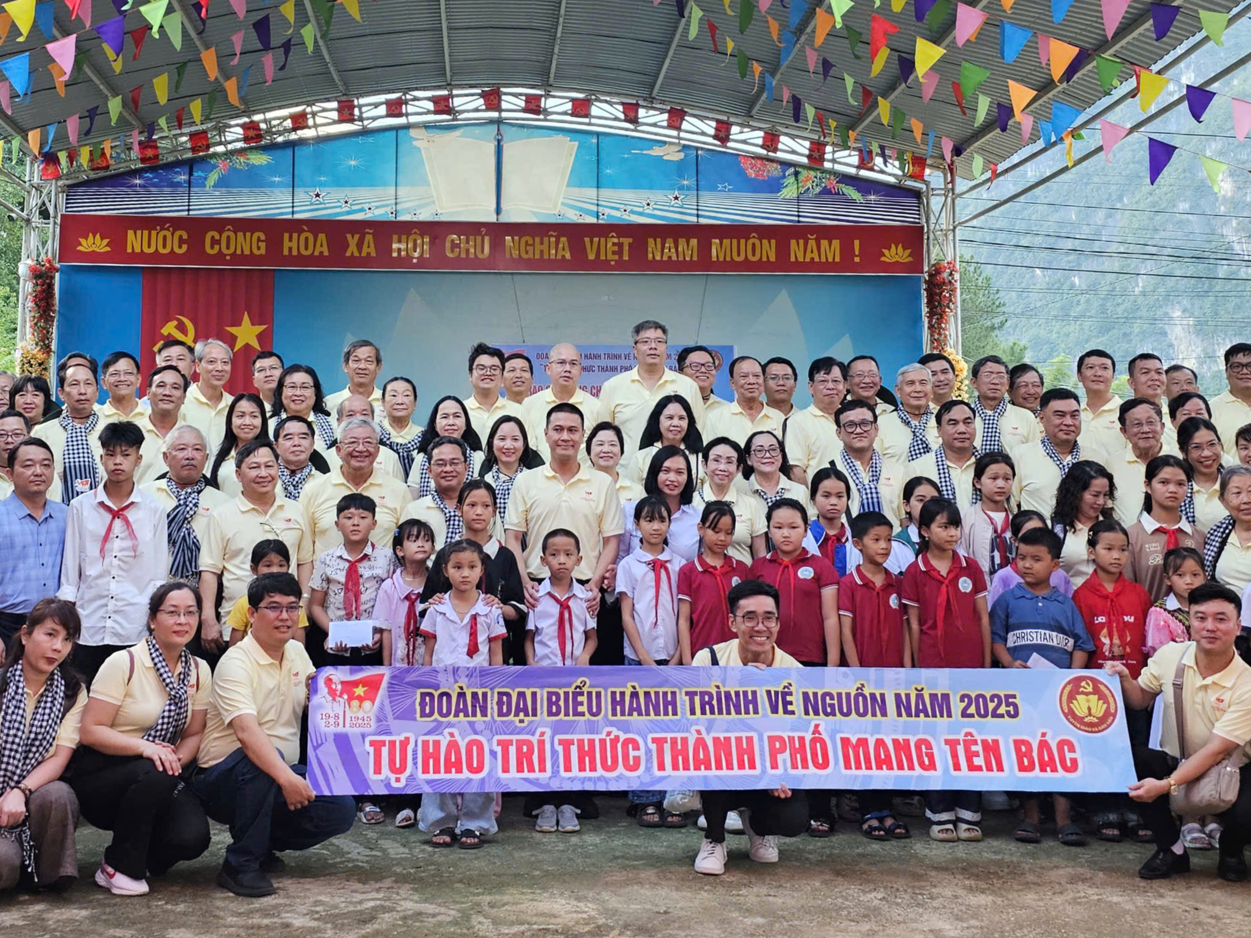 Những điểm đến khó quên trong chuyến hành trình về nguồn của đoàn đại biểu trí thức TP HCM - Ảnh 3.